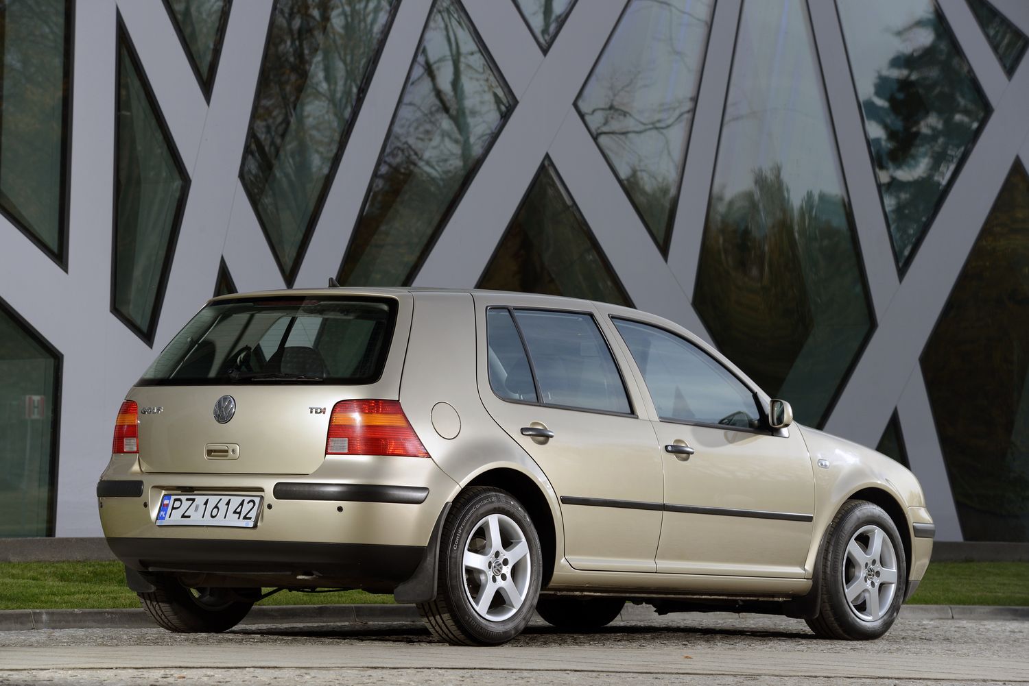 W 2001 roku pojawił się uznawany dzisiaj już za klasyka golf GTI 132 kW (z okazji 25-tych urodzin GTI), w 2002 roku pierwszy golf z bezpośrednim wtryskiem benzyny (FSI) oraz seryjne kurtyny powietrzne. Również w 2002 roku Volkswagen przedstawił najbardziej sportowego golfa tamtych czasów: R32 rozwijającego prędkość 250 km/h. Czwarta generacja kompaktowego VW była pierwszym golfem z całkowicie ocynkowanym nadwoziem, dostępnym z systemem nawigacji i reflektorami ksenonowymi. W 2003 roku najwyższy model tej serii został wyposażony w przekładnię dwusprzęgłową (DSG). W tym samym roku golf IV, wyprodukowany w 4,92 miliona egzemplarzy, zwolnił miejsce na taśmach produkcyjnych dla golfa V...