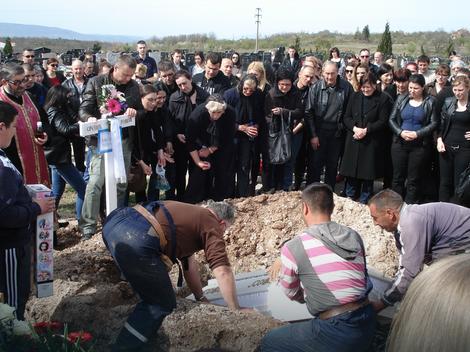 Julija je sahranjena juče na Novom groblju u Nišu sa omiljenom lutkom koja je položena u raku na maleni beli sanduk
