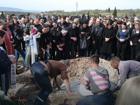 Julija je sahranjena juče na Novom groblju u Nišu sa omiljenom lutkom koja je položena u raku na maleni beli sanduk