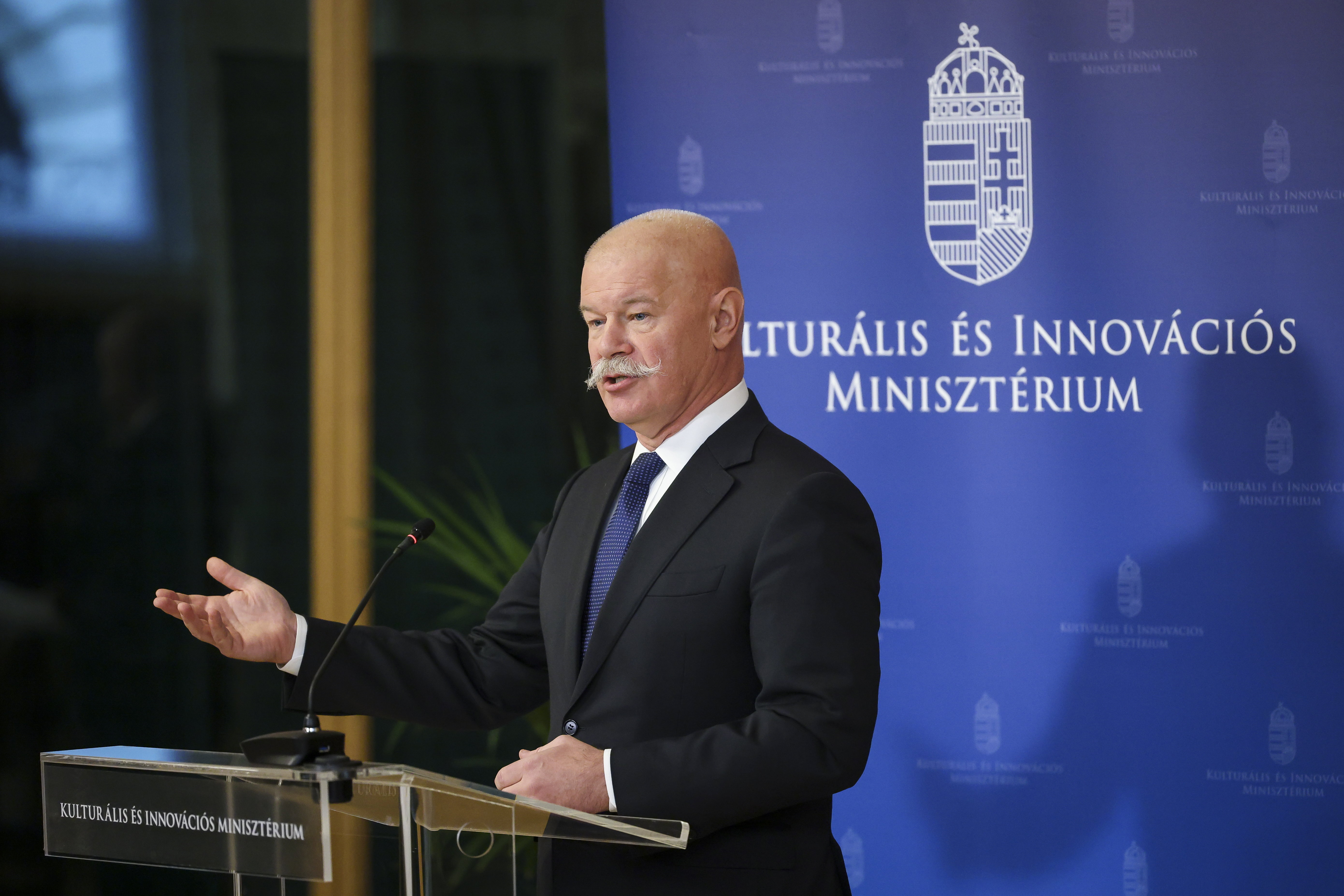 Csák János L. Simonról: Vannak olyanok, akik nehezen viselik Lacit... én egyébként a borait is szeretem