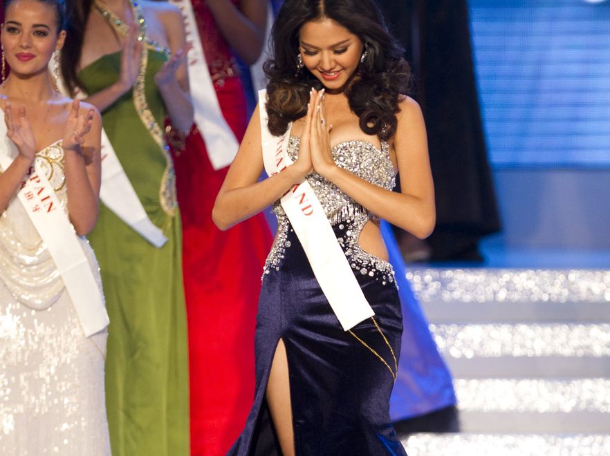 Miss Tajlandii, Yuwaret Rueangsri, w tradycyjny sposób dziękuje za znaleenie się w finale