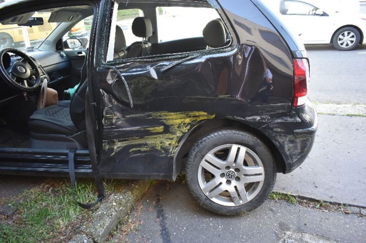 Szörnyű látvány volt: busznak csapódott majd kutyát sétáltató gyalogosokat ütött el egy autós Győrben - fotók