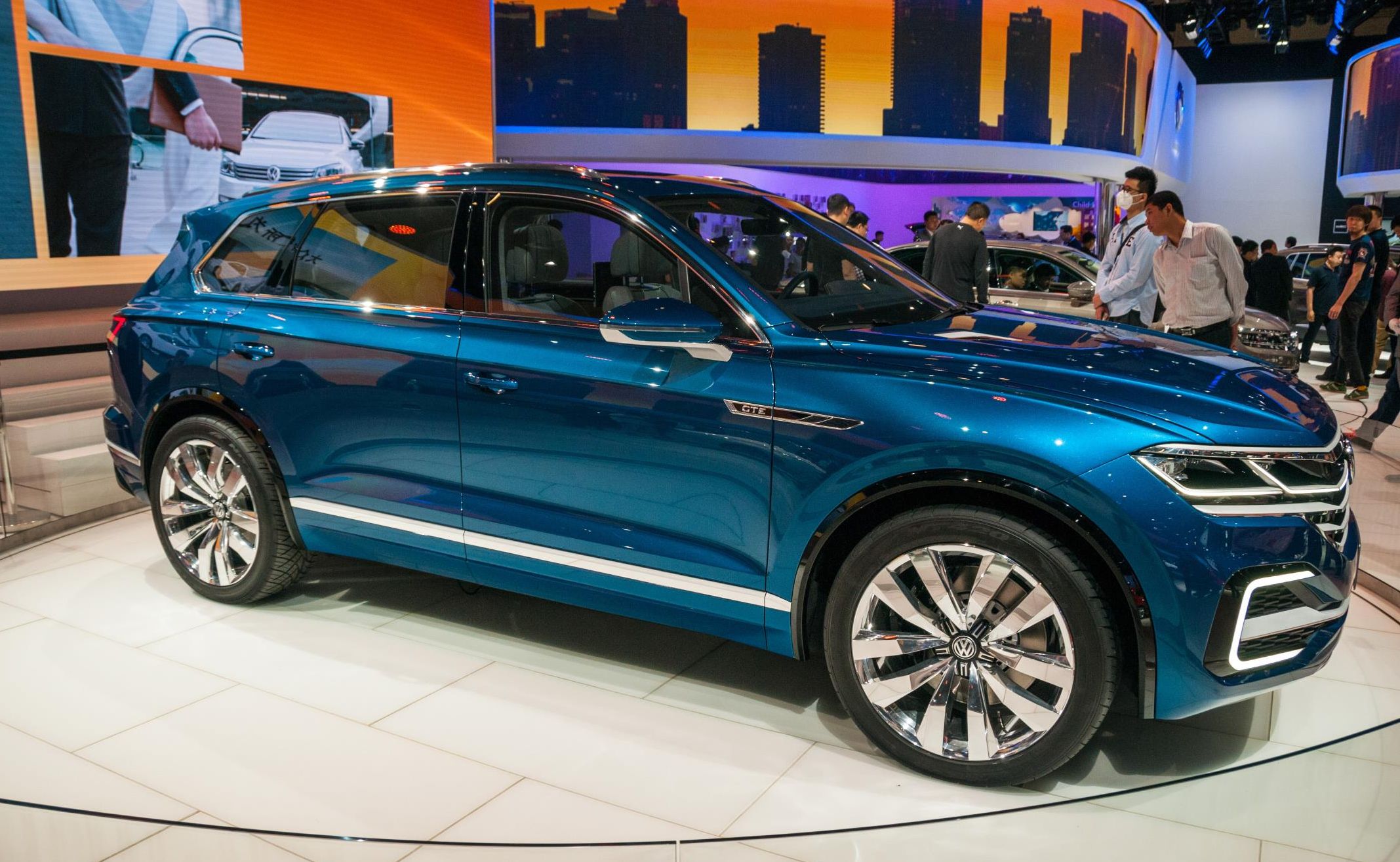 T-Prime, który zapowiada nowego touarga, jest dowodem na to, że Volkswagen bardzo poważnie myśli o jeszcze większym wykrojeniu dla siebie części rynku SUV. Natarcie rozpoczęło wprowadzenie nowego tiguana; w przyszłości ten samochód po raz pierwszy pojawi się w wersji ze zwiększonym rozstawem osi. Wśród samochodów mniejszych niż tiguan pojawią się od razu dwa nowe SUV-y - w klasie kompaktów będzie to auto zbliżone pod względem koncepcji do studyjnego modelu T-Roc, z kolei pokazany w marcu w Genewie T-Cross Breeze wskaże kierunek rozwoju samochodów w segmencie pojazdów małych, wielkości polo.