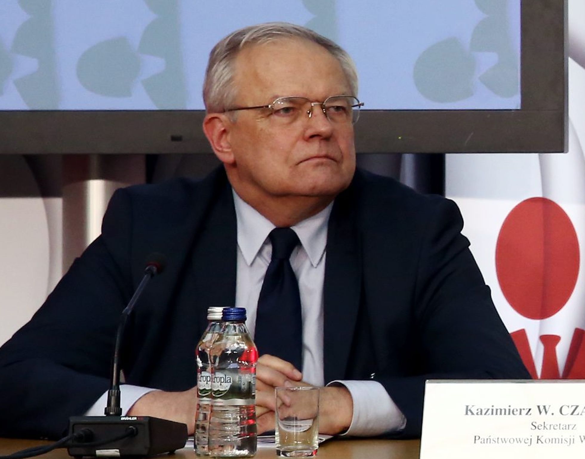 64-letni sędzia i adwokat. W latach 70. najpierw odbył aplikację sędziowską, po niej jednak nie zaczął pracy w zawodzie, a kolejną aplikację - adwokacką. Przez 11 lat, aż do upadku komunizmu był adwokatem, bronił oskarżonych w sprawach karnych. Jako specjalista w tej dziedzinie, został w 2004 roku zaproszony do Komisji Kodyfikacyjnej Prawa Karnego. Wcześniej jednak, bo już w 1991 roku rozpoczął pracę w Sądzie Najwyższym. Był sprawozdawcą w wielu głośnych sprawach, począwszy od PRL-owskiej tzw. afery mięsnej. Chodziło o sprawę z 1964 roku, dotyczącą rzekomych nieprawidłowości w handlu mięsem, która skończyła się wydaniem wyroku śmierci na Stanisława Wawrzeckiego, ojca znanego aktora Pawła Wawrzeckiego, oraz innymi ciężkimi wyrokami m.in. długoletnim więzieniem dla pozostałych osrżonych. Zabłocki, przedstawiając stanowisko Sądu Najwyższego, przychylił się do wniosku ówczesnego rzecznika praw obywatelskich Andrzeja Zolla. Podkreślił, że rehabilitacja dotyczy nie tyle samych skazanych, ile wymiaru sprawiedliwości, który przed 40 laty nie był w stanie zapewnić mu uczciwego procesu.Zabłocki był sędzią sprawozdawcą również w sprawach dotyczących tzw. afery Rywina czy łowców skór. W tej ostatniej miażdżące dla skazanych wystąpienie, które jednocześnie chwaliło i utrzymywało w mocy ustalenia sądu I instancji, swe wystąpienie zakończył cytatem z listu św. Pawła: Korzeniem wszelkiego zła jest chciwość./>Stanisław Zabłocki jest również autorem wielu książek, dziesiątek publikacji, recenzji i innych prac z zakresu prawa karnego materialnego i procedury karnej.