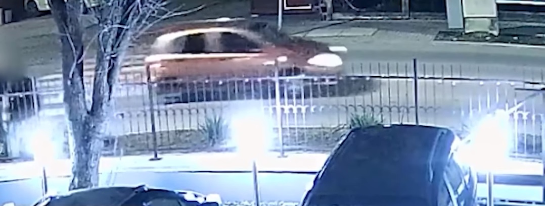 Megrázó felvétel: zebrán gázoltak el egy fiatalt Esztergomban, az autós segítségnyújtás nélkül hajtott tovább