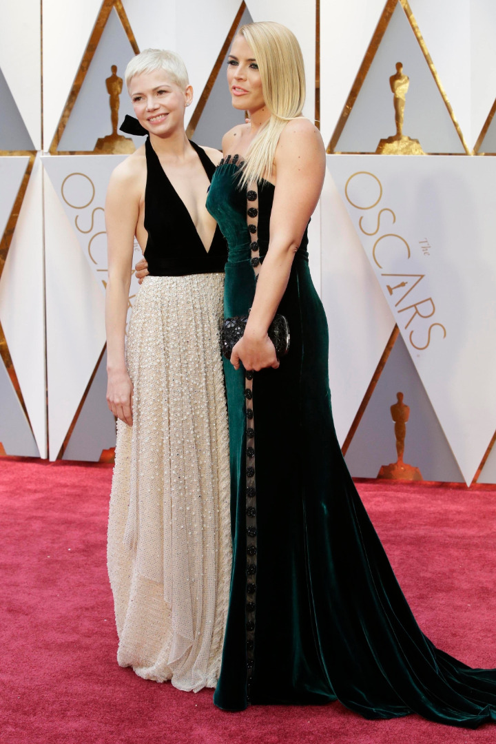 Michelle w sukni Louis Vuitton, Busy w kreacji Elizabeth Kennedy.