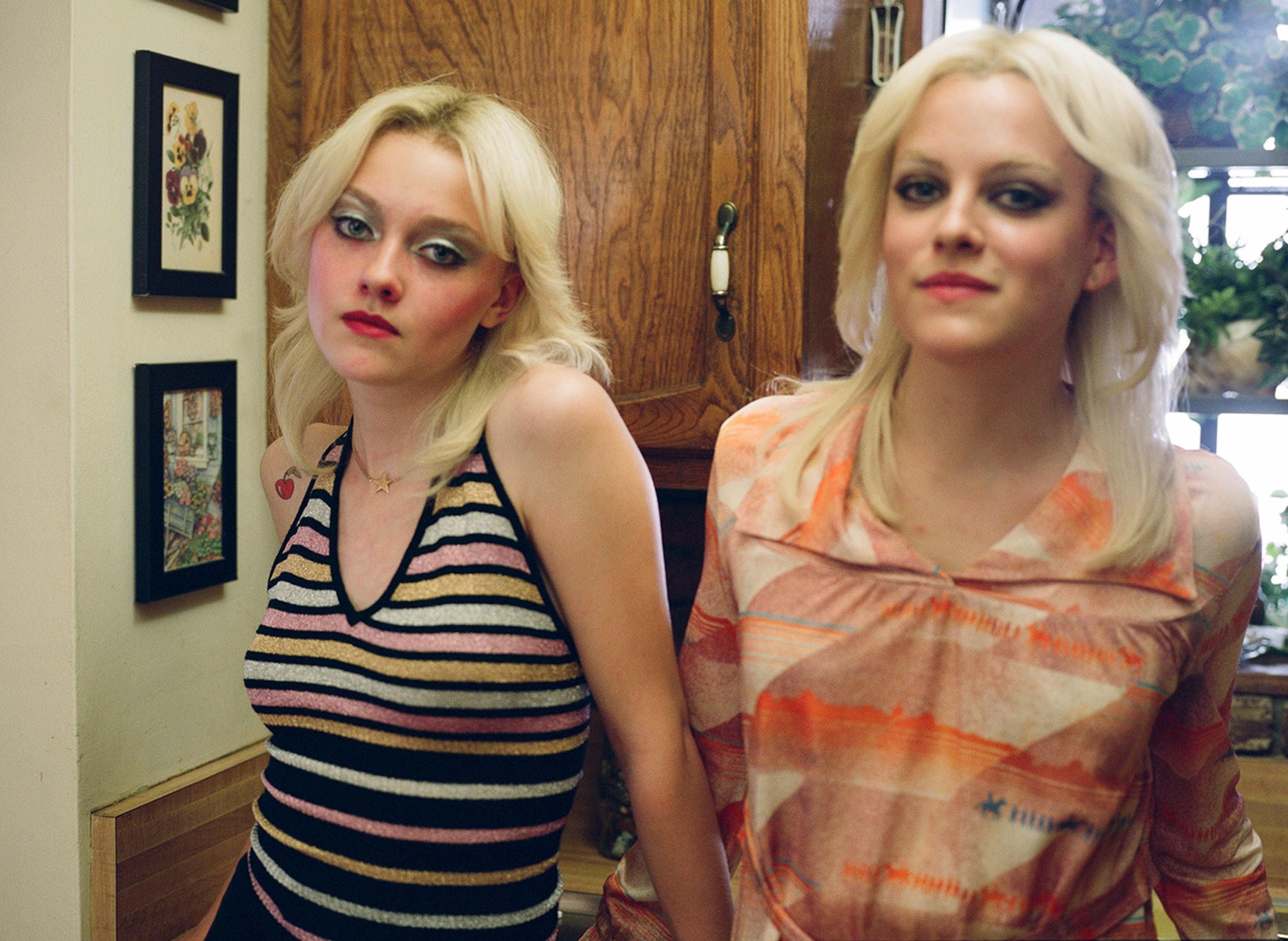 Riley Keough i Dakota Fanning w filmie