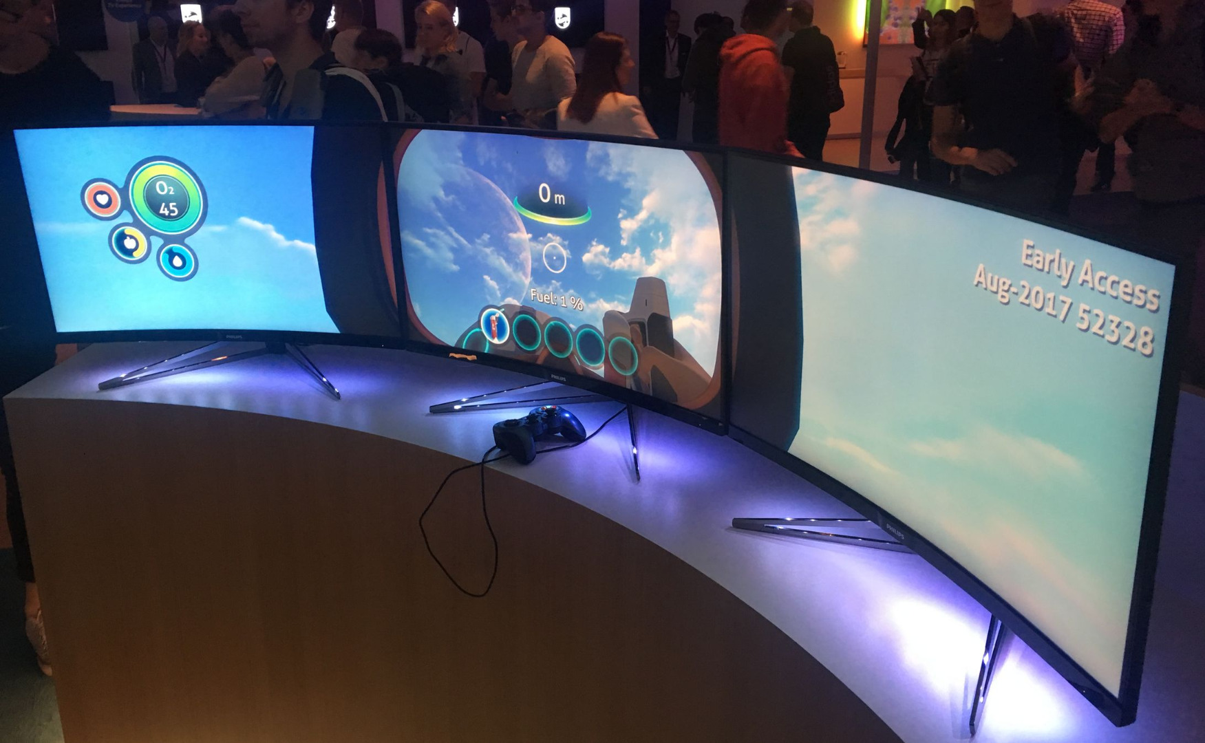 Kolejny monitor przeznaczony jest wyłącznie dla graczy (najlepiej, gdyby od razu kupili zestaw złożony z 3 ekranów) - to wygięty ekran o proporcjach 21:9 z technologią Freesync