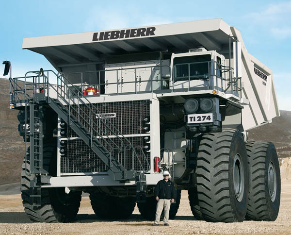 Wyprodukowana przez Liebherr największa ciężarówka świata. Ładowność 400 ton. Napędza ją silnik o mocy 3500 koni