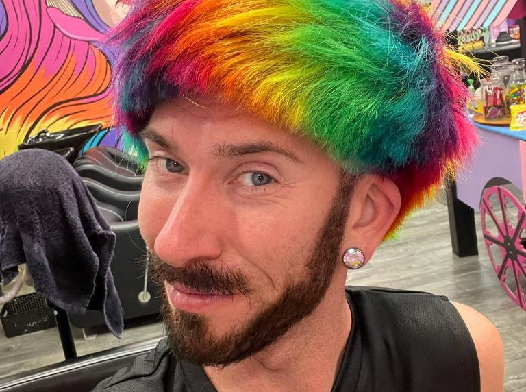 Öt hónapos várólistán várnak a vendégek az ausztrál, szivárványhajat festő férfi szalonjába - fotók