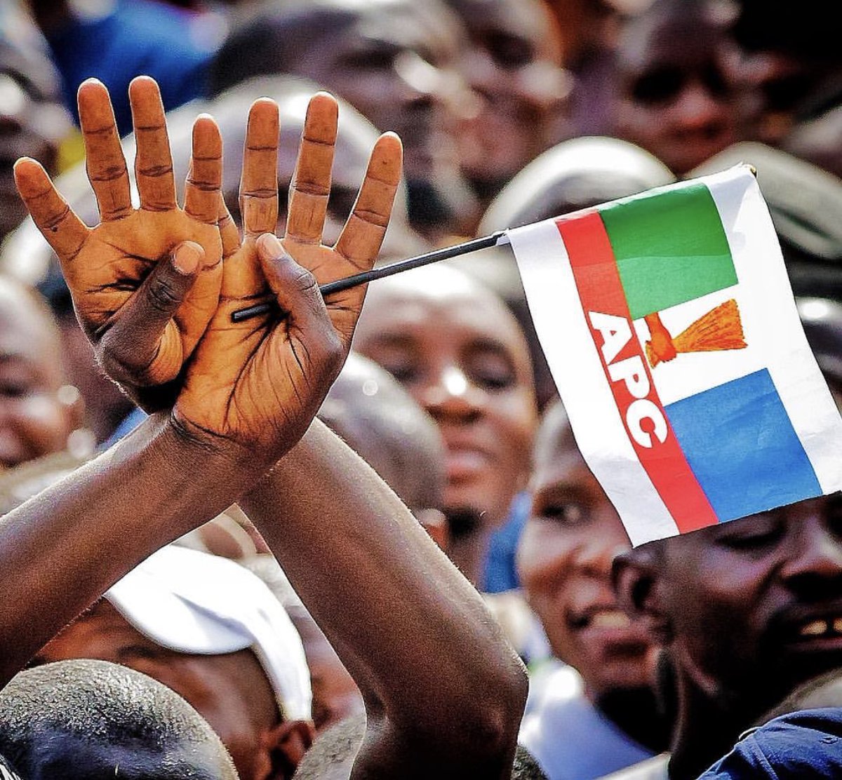 A supporter of the All Progressive Congress (APC) holds up the sign of President Muhammadu Buhari's re-election campaign [Twitter/@BuhariCentre]