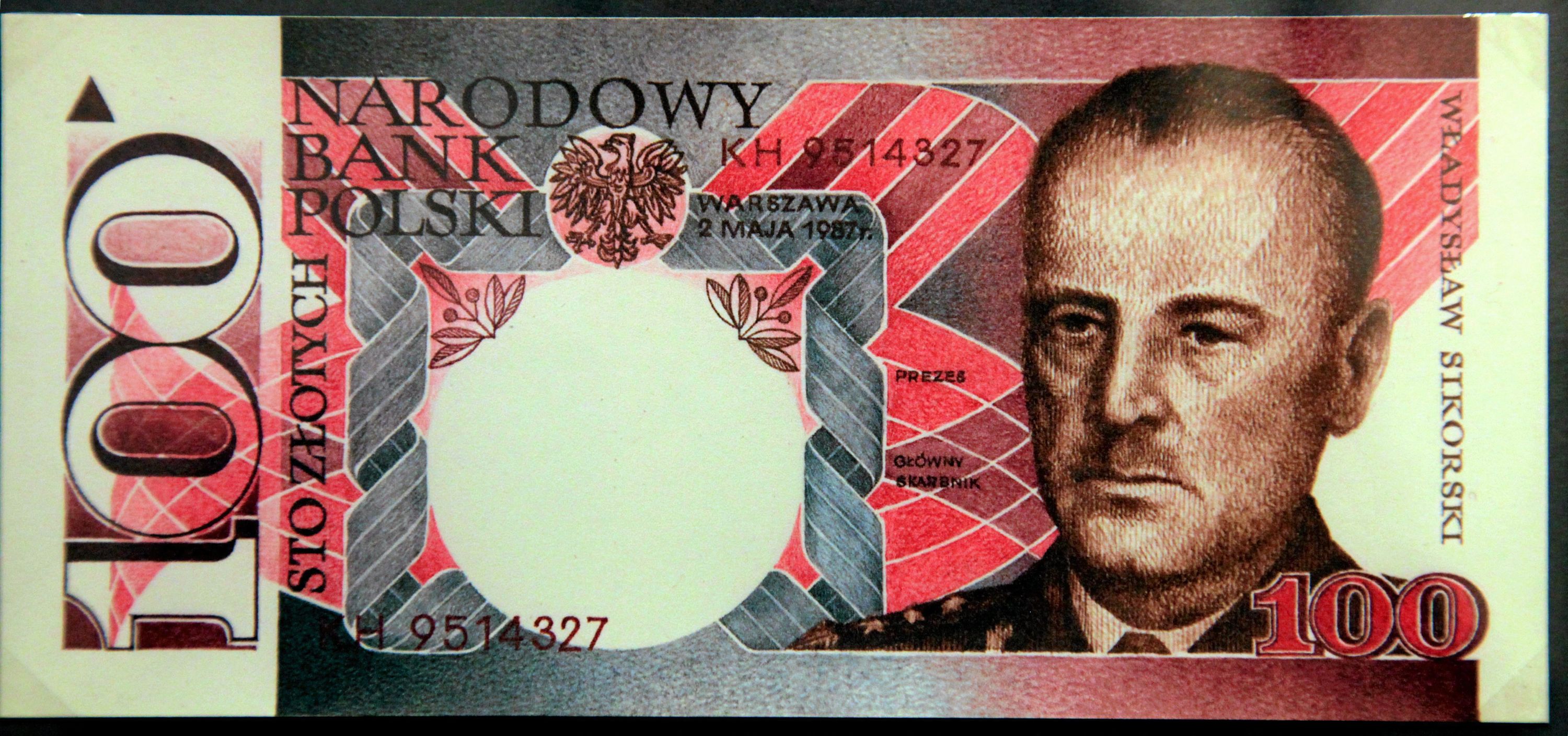 Mówi się o nim, że jest jedynym artystą, którego dzieła znają wszyscy, obcując z nimi na co dzień. Andrzej Heidrich projektuje banknoty na zlecenie Narodowego Banku Polskiego już od lat 60. XX wieku. Ale spod jego ręki wychodzą nie tylko banknoty. Artysta wyrysowywał również znaczki pocztowe, karty pocztowe, różne znaki graficzne, ale również patenty oficerskie, wzory paszportów oraz dowodów osobistych. Opracowywał również herby miast polskich, projektował orzełki na czapkach wojskowych, odznaki policyjne, przygotował także poprawki w godle państwowym, obecnie obowiązujące. <BR><BR> Można zaryzykować stwierdzenie, że gdzie się nie obejrzymy, trafiamy na dzieło Andrzeja Heidricha. Muzeum Historyczne we Wrocławiu pokazało projekty banknotów tego wybitnego grafika. Także te, które nigdy nie weszły do obiegu...