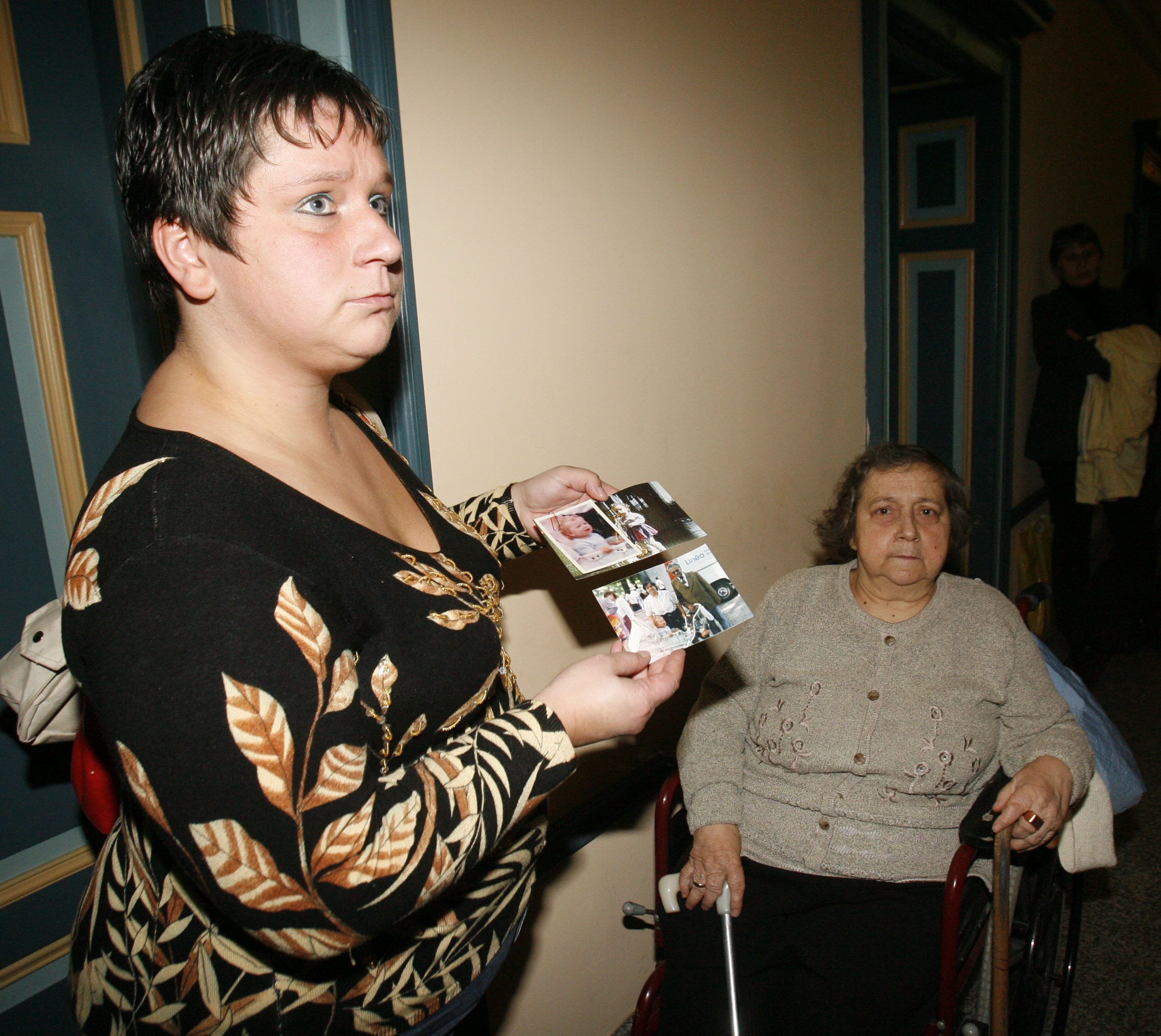 Proces Roberta B. oskarżonego o porwanie i sprzedanie córki. Na zdjęciu mama Moniki i jej babcia Lila Markowska, Legnica, październik 2008 r.