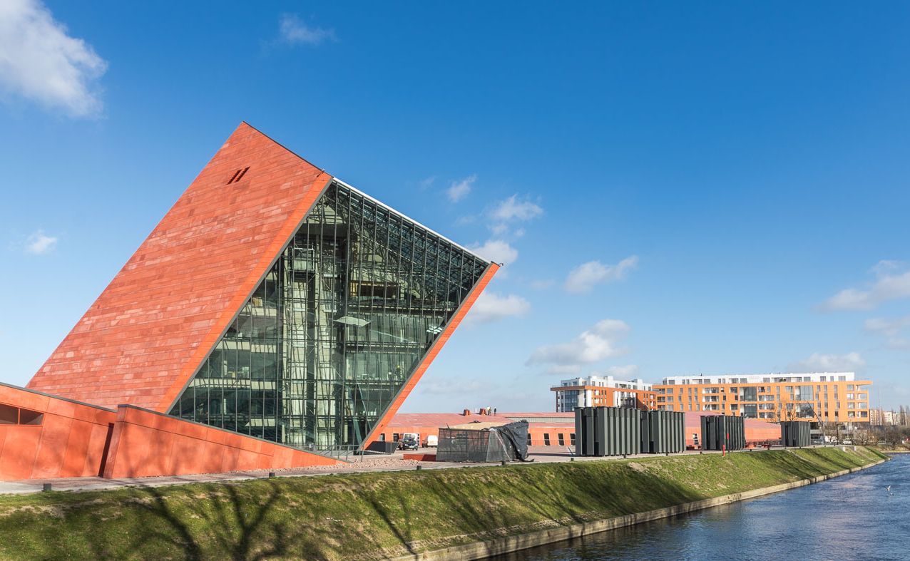 Muzeum II Wojny Światowej powstało według projektu Studia Architektonicznego Kwadrat i A-PLAN bis. Ekspresyjna bryła stanęła przy ulicy Wałowej, w sąsiedztwie Stoczni Gdańskiej. Muzeum II wojny Światowej w Gdańsku jest największym historycznym muzeum w Polsce, jego wystawa główna zajmuje powierzchnię niemal 5 tys. mkw. (a zlokalizowana jest 14 metrów pod ziemią). Pomysłodawcy placówki wiele razy podkreślali, że celem jej istnienia jest nie tyko zachowanie pomięci i poszerzanie wiedzy o II Wojnie Światowej, ale także wpisanie polskich wojennych doświadczeń w szerszy kontekst europejski, a także pokazanie tragizmu i okrucieństwa wojny z punktu widzenia zwykłego człowieczka, cywila, wciągniętego w wiry historii. To podejście do opowiadania o przeszłości symbolizuje nadanie placowi przed wejściem do muzeum imienia prof. Władysława Bartoszewskiego.