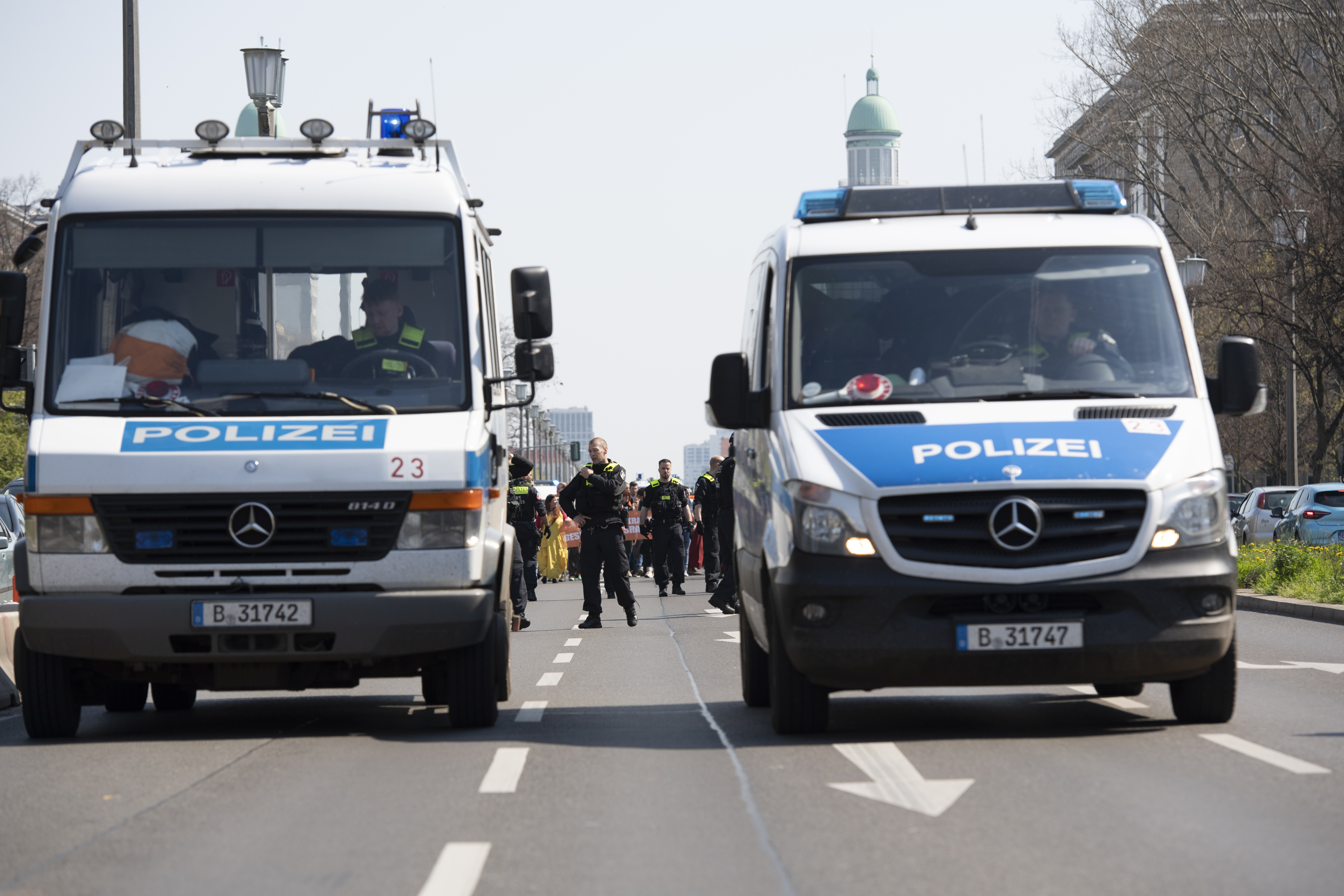 Túszul ejtettek egy férfit egy régiségkereskedésben: a rendőrség azonnal a helyszínre sietettet, a környéket is lezárták, még a helyieket sem engedték be az otthonukba