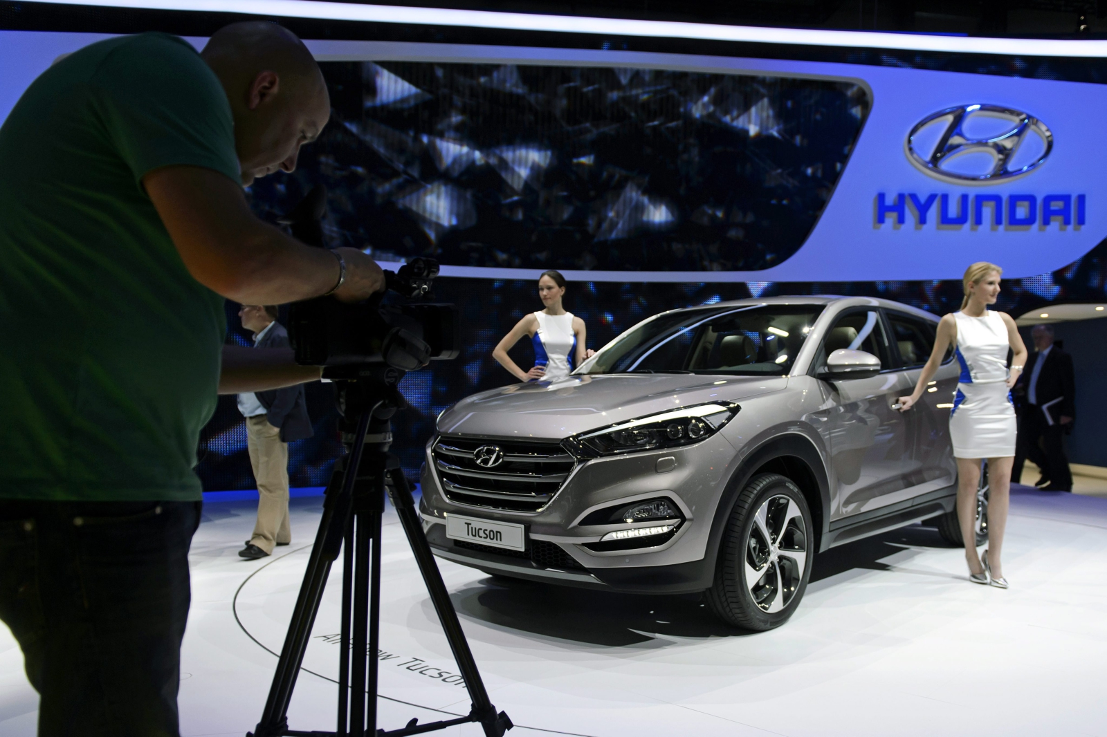 Nowy tucson przypomina większego SUV-a, czyli santa fe. Nad wyglądem najmłodszego dziecka pracowały trzy centra projektowe Hyundaia: w Korei, USA i Niemczech - pod nadzorem Petera Schreyera, szefa designu Hyundai Motor Group (Schreyer wcześniej pracował dla Volkswagena).