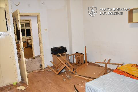 Ámokfutást rendezett egy ukrán testvérpár egy pápai munkásszállón: a szétvert bútorok darabjaival ütöttek-vertek mindenkit, akit értek