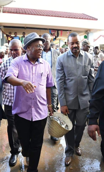 Magufuli drops all presidential privileges and goes shopping in a wicker basket.
