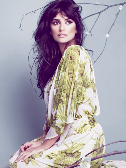 Penelope Cruz pozuje w wiosennej kolekcji, którą zaprojektowała dla Mango