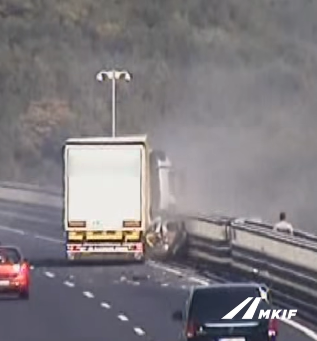 A Kőröshegyi völgyhíd közepén álldogáló autónak ment neki egy kamion: durva felvétel látott napvilágot