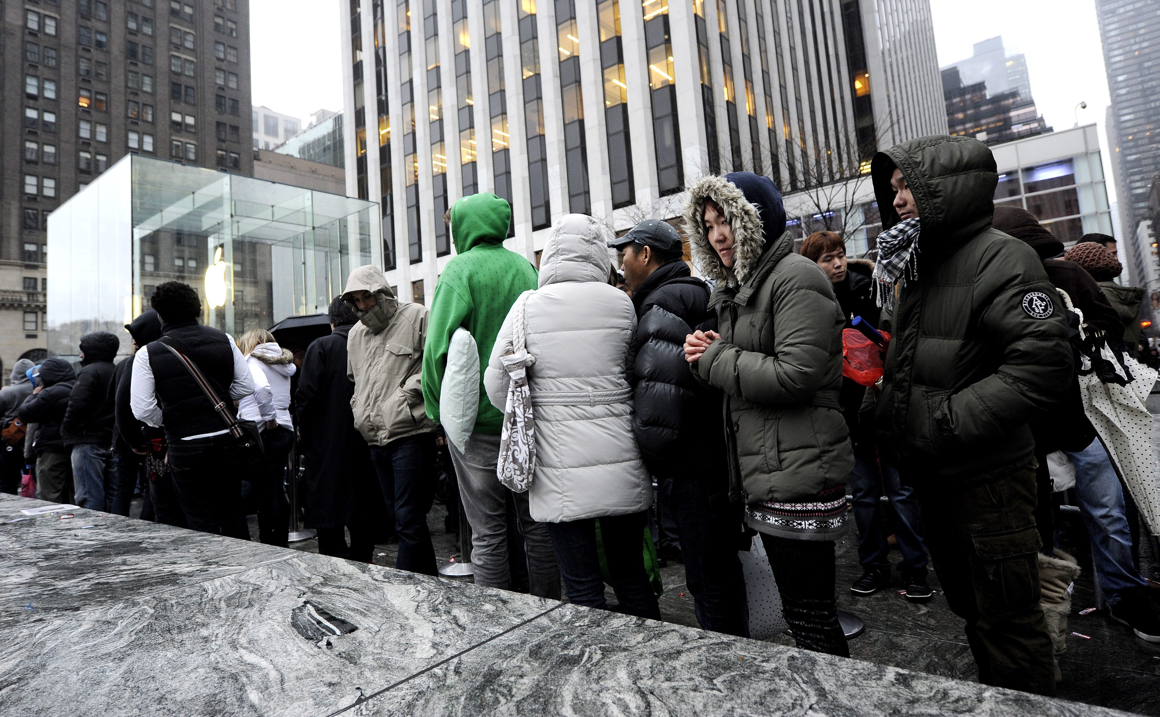 Wielka kolejka przed największym sklepem Apple'a na Manhattanie