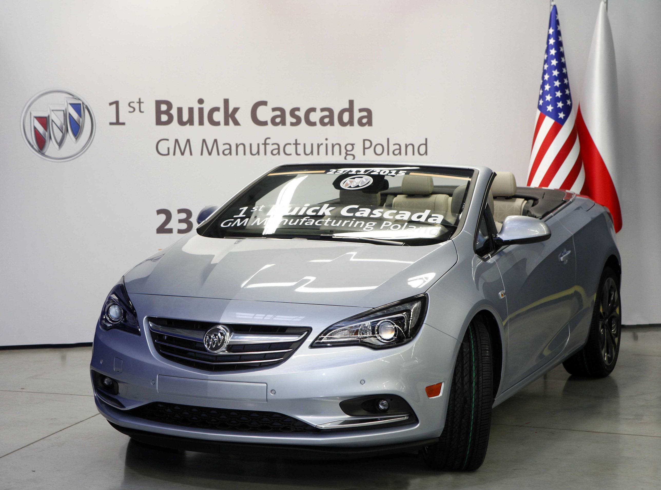 Kabriolet buick cascada został zaprezentowany na Północnoamerykańskim Międzynarodowym Salonie Motoryzacyjnym w Detroit w 2015 roku, a jego sprzedaż rozpocznie się na początku 2016 roku. Cascada, mierząca 4,7 metra długości, jest czteromiejscowym samochodem. Złożenie elektrycznie sterowanego miękkiego dachu zajmuje 17 sekund. Mechanizm można uruchomić przyciskiem w czasie jazdy przy prędkości do 50 km/h.