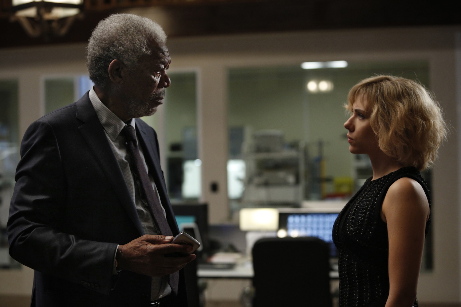 Morgan Freeman i Scarlett Johansson w filmie
