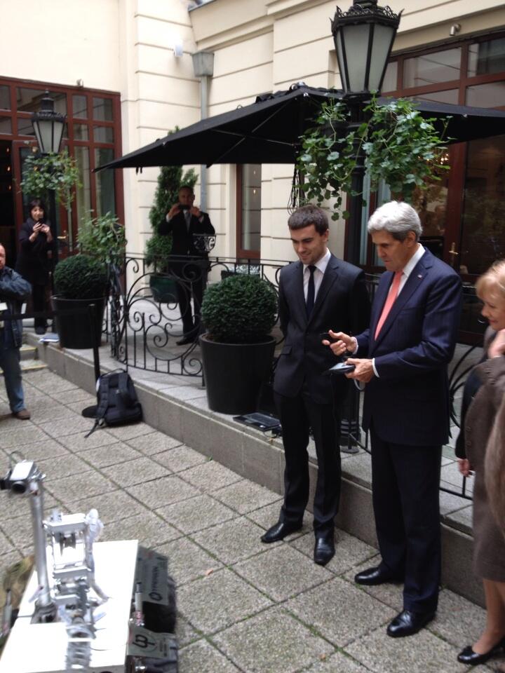 Potem John Kerry miał okazję chwycić za stery modelu łazika Mars Rover wykonanego przez studentów z Białegostoku
