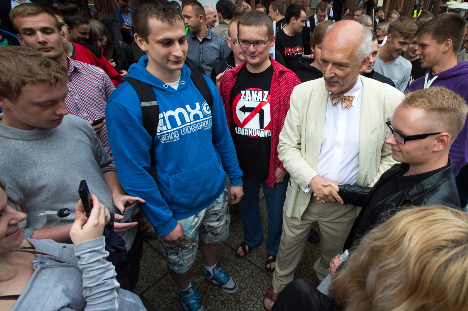 Janusz Korwin-Mikke jest jednym z najbogatszych polskich europosłów. Posiada oszczędności w wysokości 25 tys. zł. oraz 130 metrowy dom o wartości 800 tys. zł. Jest także właścicielem mieszkania o powierzchni 40 m2 o wartości 350 tys. zł. Korwin-Mikke jest ponadto właścicielem ośmiu działek, których wartość grubo przekracza 9 mln zł. Ponadto polityk osiąga dochody z działalności publicystycznej. <a href=