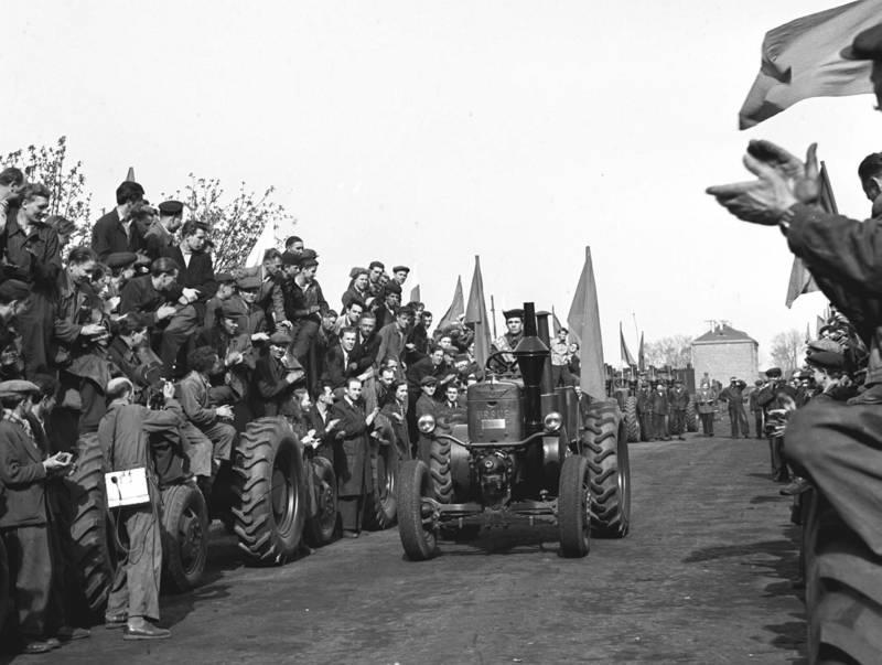 Ursus 20 1947 Fabryka traktorów w Ursusie - jeden z pierwszych egzemplarzy C-45