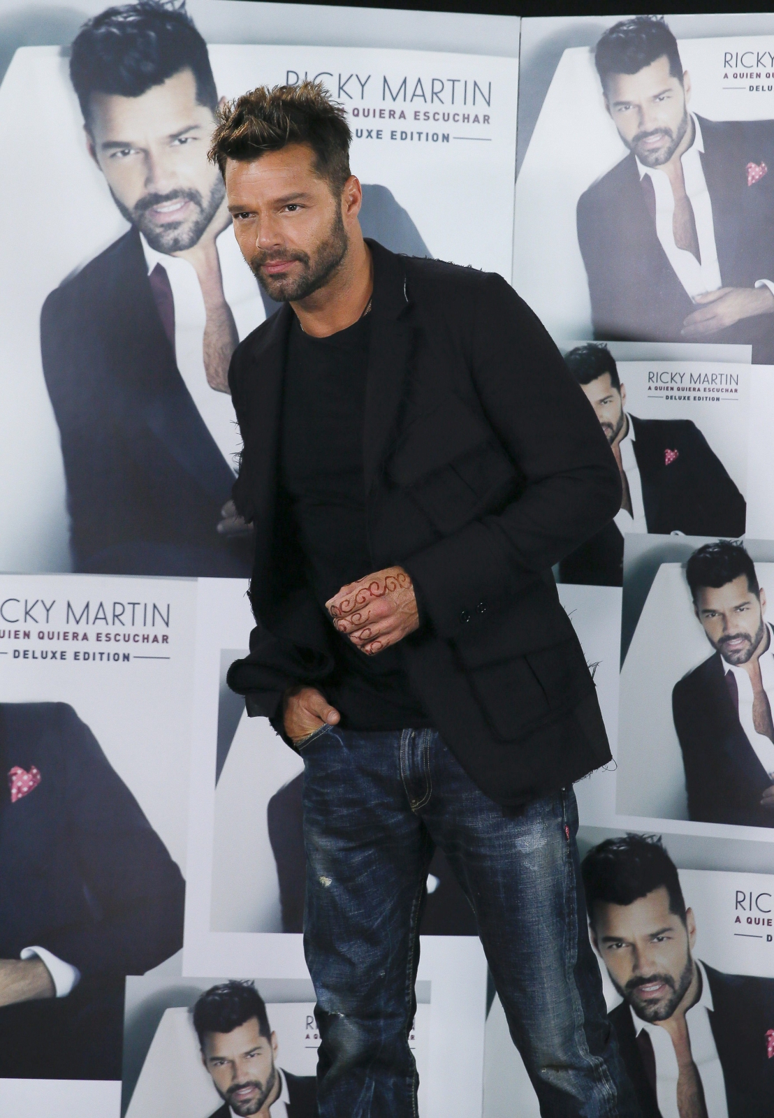 Ricky Martin (właściwie Enrique Martín Morales, rocznik 1971) rozpoczynał karierę w latynoamerykańskim boysbandzie Menudo. Od 1990 roku występuje solo. Przełom nastąpił przy okazji wydania trzeciej płyty w 1995 roku. Do dziś sprzedał ponad 60 milionów albumów, które wielokrotnie pokrywały się złotem i platyną. Jego popularność przyczyniła się do sukcesów takich artystów, jak Enrique Iglesias, Jennifer Lopez, Shakira oraz Juanes. Laureat nagród Grammy i Latin Grammy jest ambasadorem dobrej woli UNICEF
