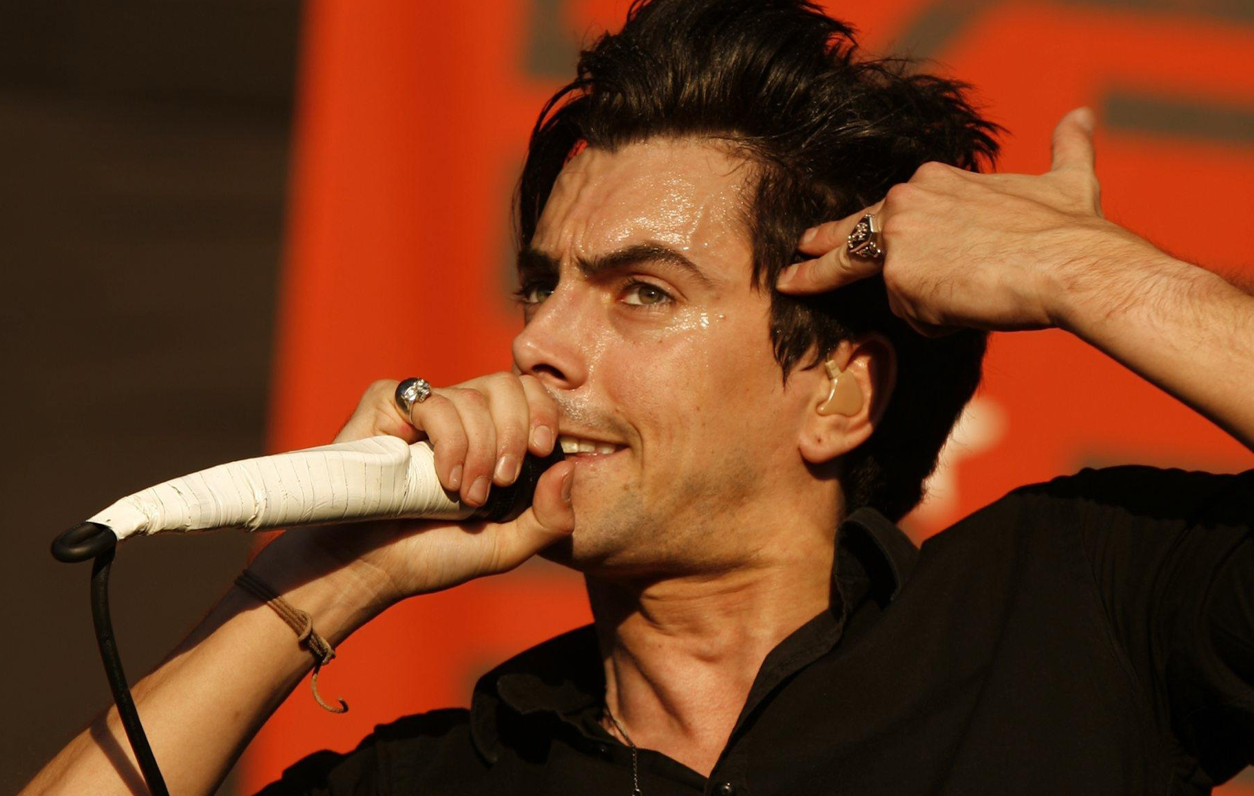 Megkéselték a rocksztárt, akit pedofília miatt ítéltek el