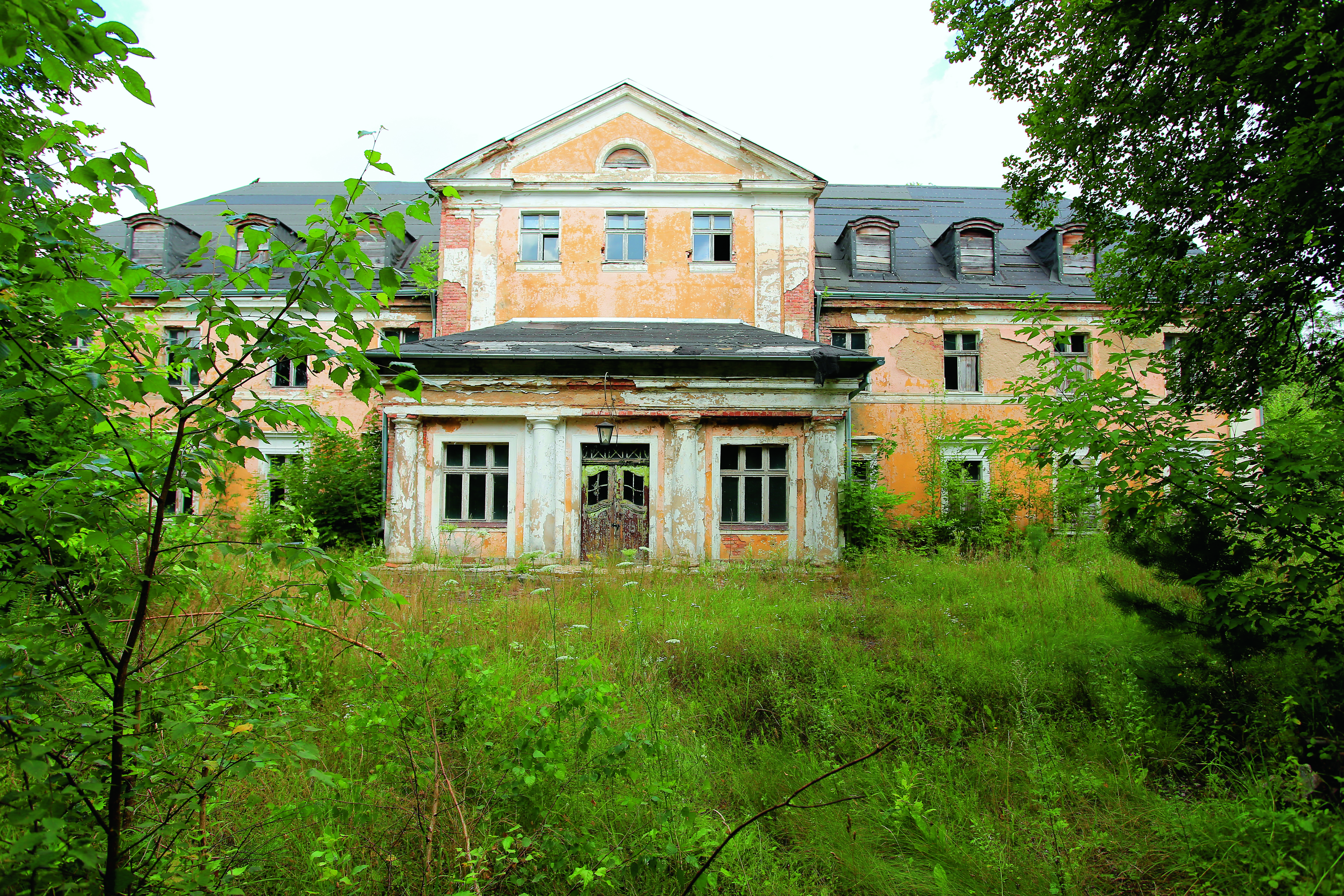 Pałac von Wernitzów, ostatnich właścicieli Tymawy. W PRL odbywały się tu obozy letnie, a pałacowe stajnie przerobiono na chlewnie i obory.