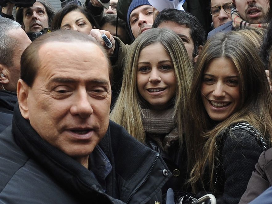 Piękne kobiety jak zawsze blisko Silvio Berlusconiego. Włoski premier był w 2010 roku bohaterem wielu skandali obyczajowych