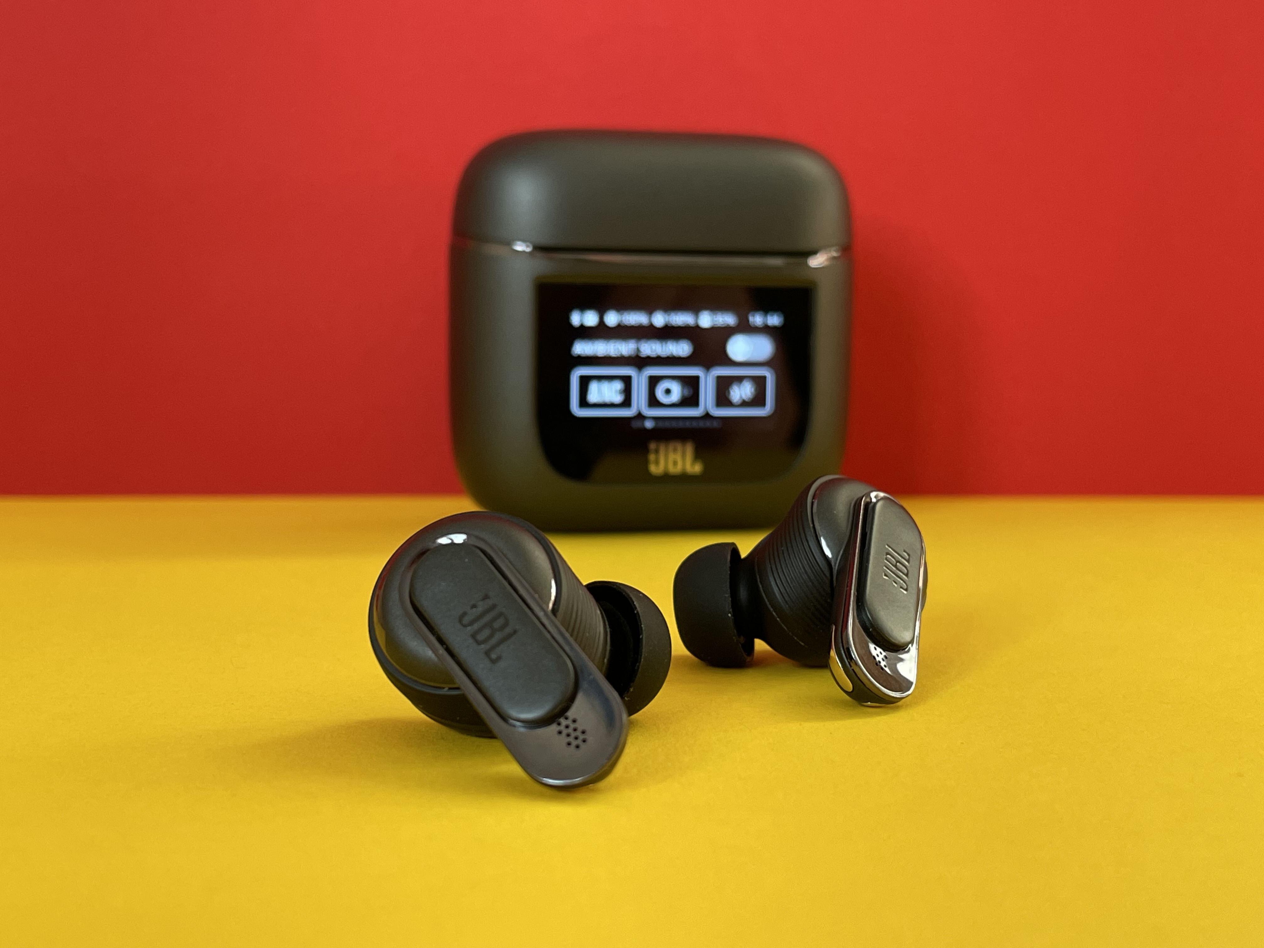JBL Tour Pro 2 im Test: Hightech-Earbuds mit Touch-Display | TechStage