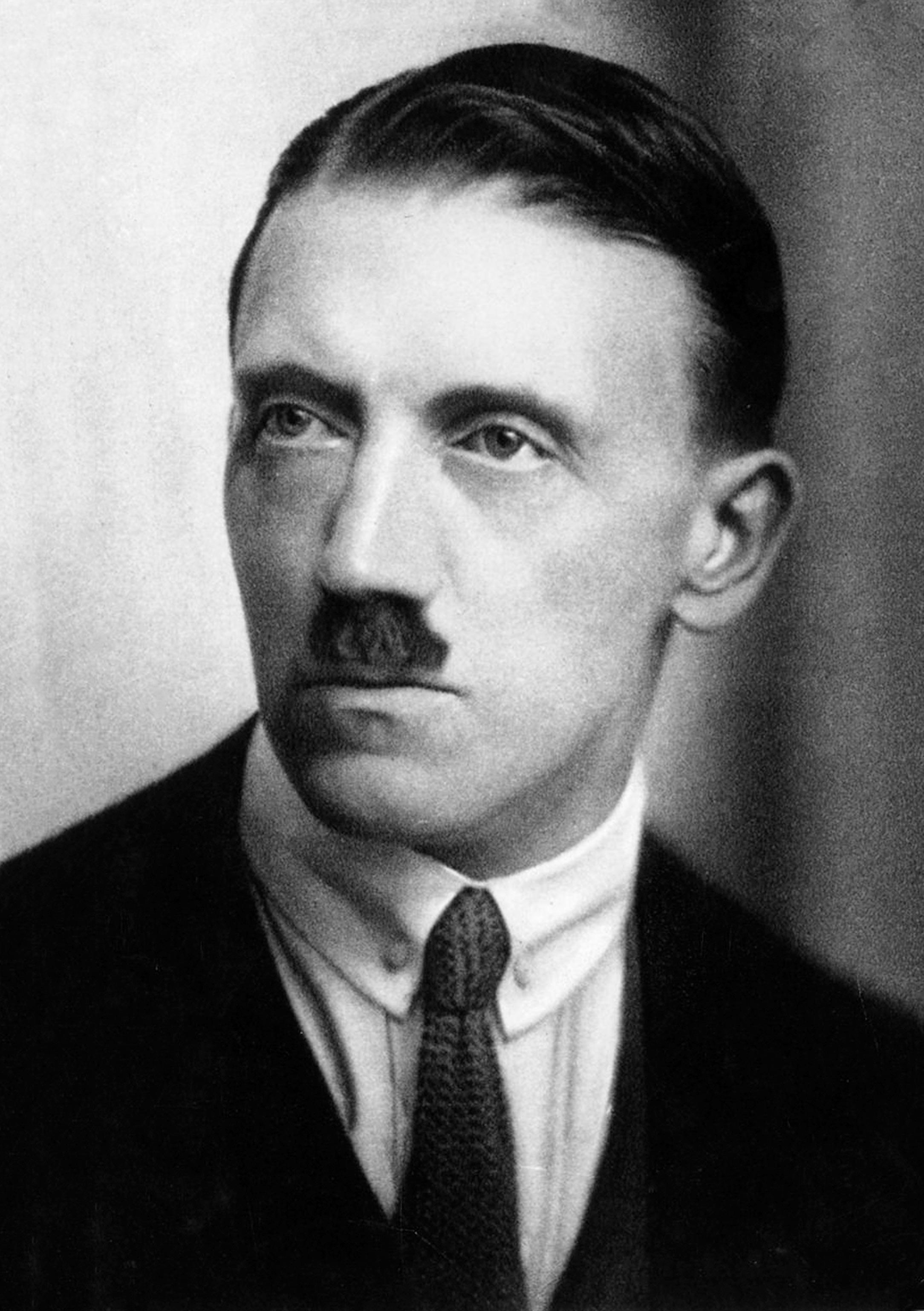 Kiedy w maju 1913 r. Hitler postanowił w końcu porzucić stolicę Austro--Węgier i szukać szczęścia w Monachium, nie widział się w roli politycznego przywódcy. Marzyła mu się kariera kreślarza.
