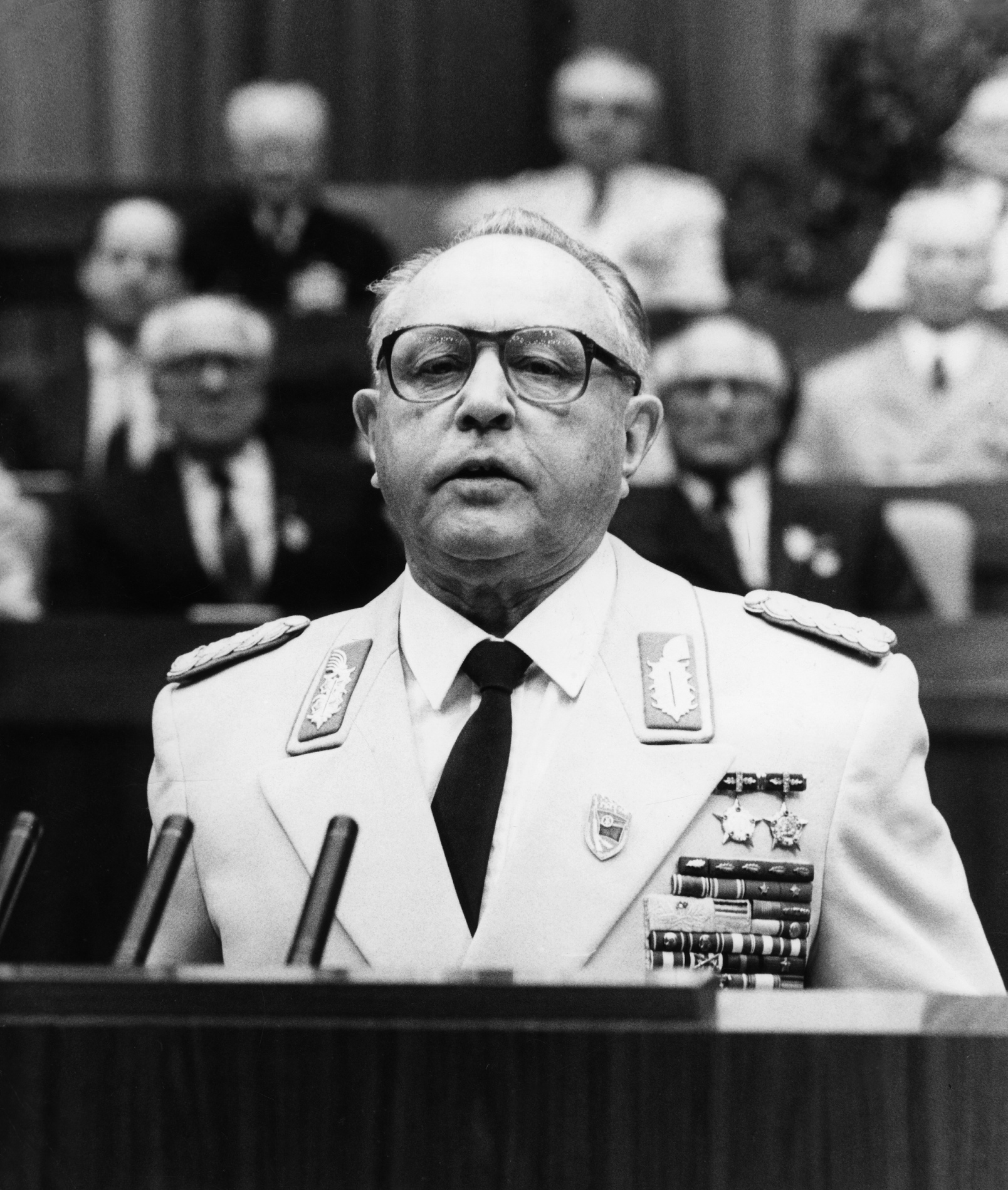 Szef Stasi Erich Mielke był absolutnym maniakiem. W każdym widział wroga. Jego szalona idea sprawiła, że zebrano o obywatelach o wiele za dużo informacji i nikt nie wiedział, co z nimi zrobić.