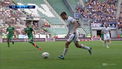 Śląsk - Lech (0:1): Tomczyk bliski pierwszego gola w Ekstraklasie. 20-latek uderzył mocno, ale Słowik zdołał odbić piłkę