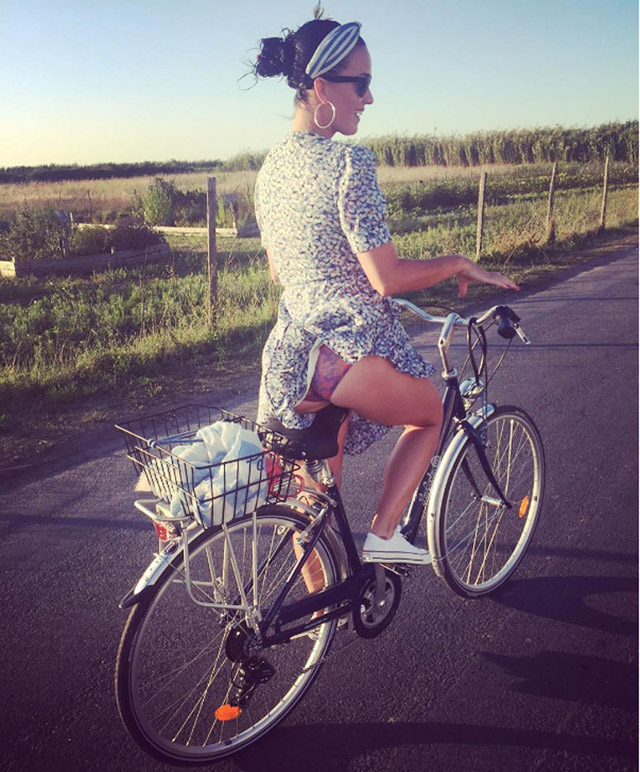 Katy Perry biciklizés közben villantott bugyit - Glamour