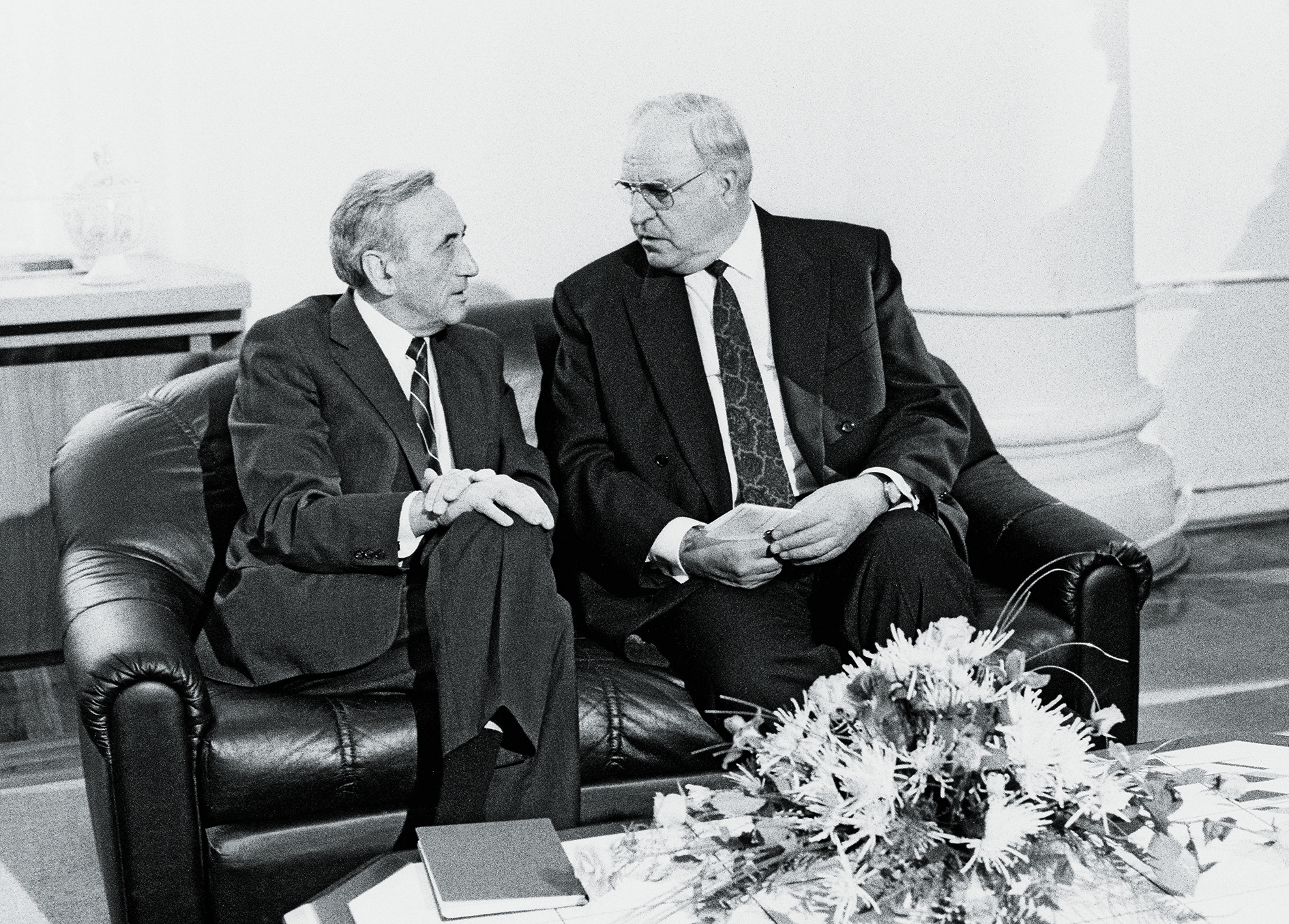 Spotkanie premiera Tadeusza Mazowieckiego z kanclerzem Helmutem Kohlem we Frankfurcie nad Odrą, 8 listopada 1990 r.