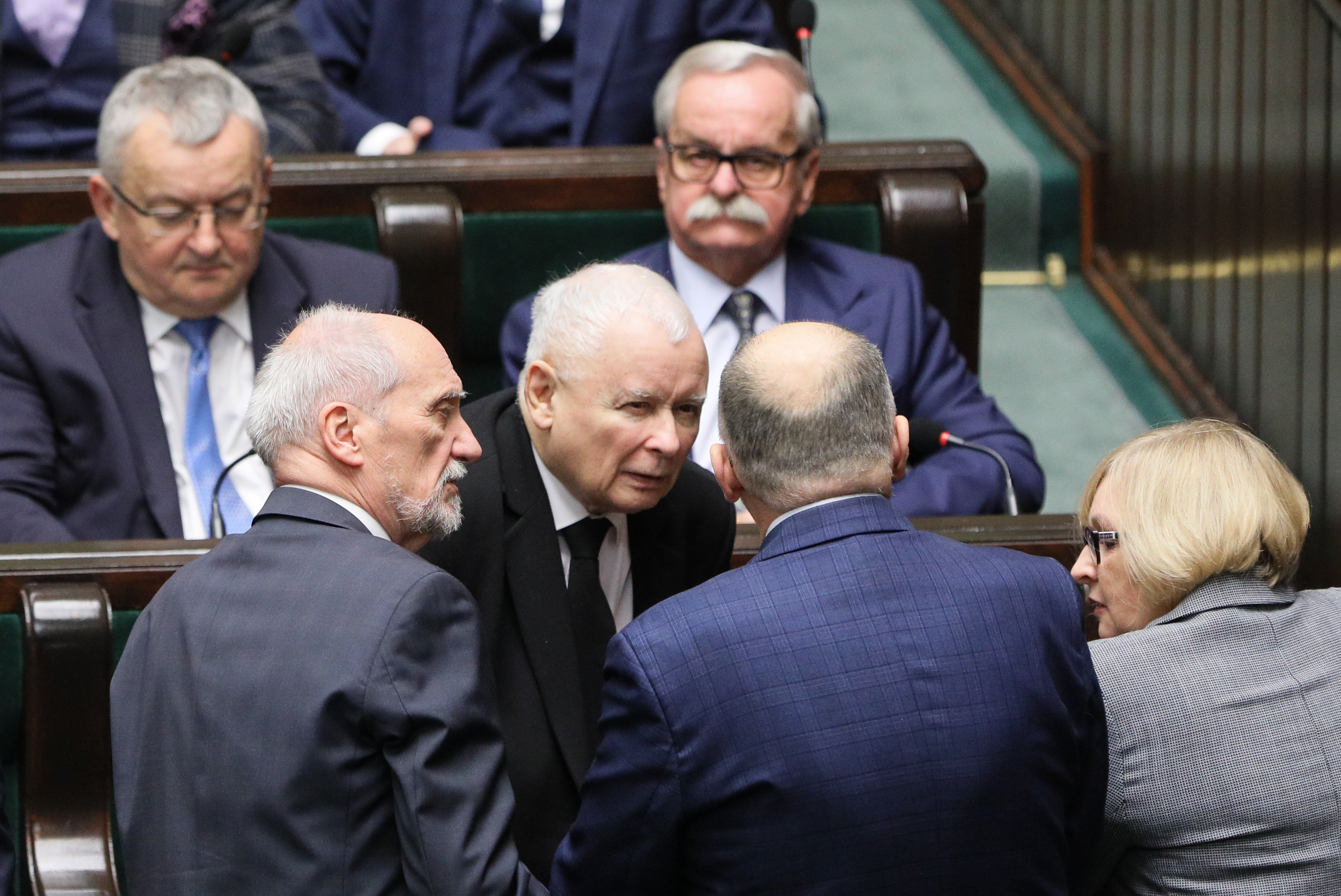 Prezes PiS Jarosław Kaczyński, poseł PiS Antoni Macierewicz i posłanka PiS Barbara Bartuś na sali obrad Sejmu w Warszawie