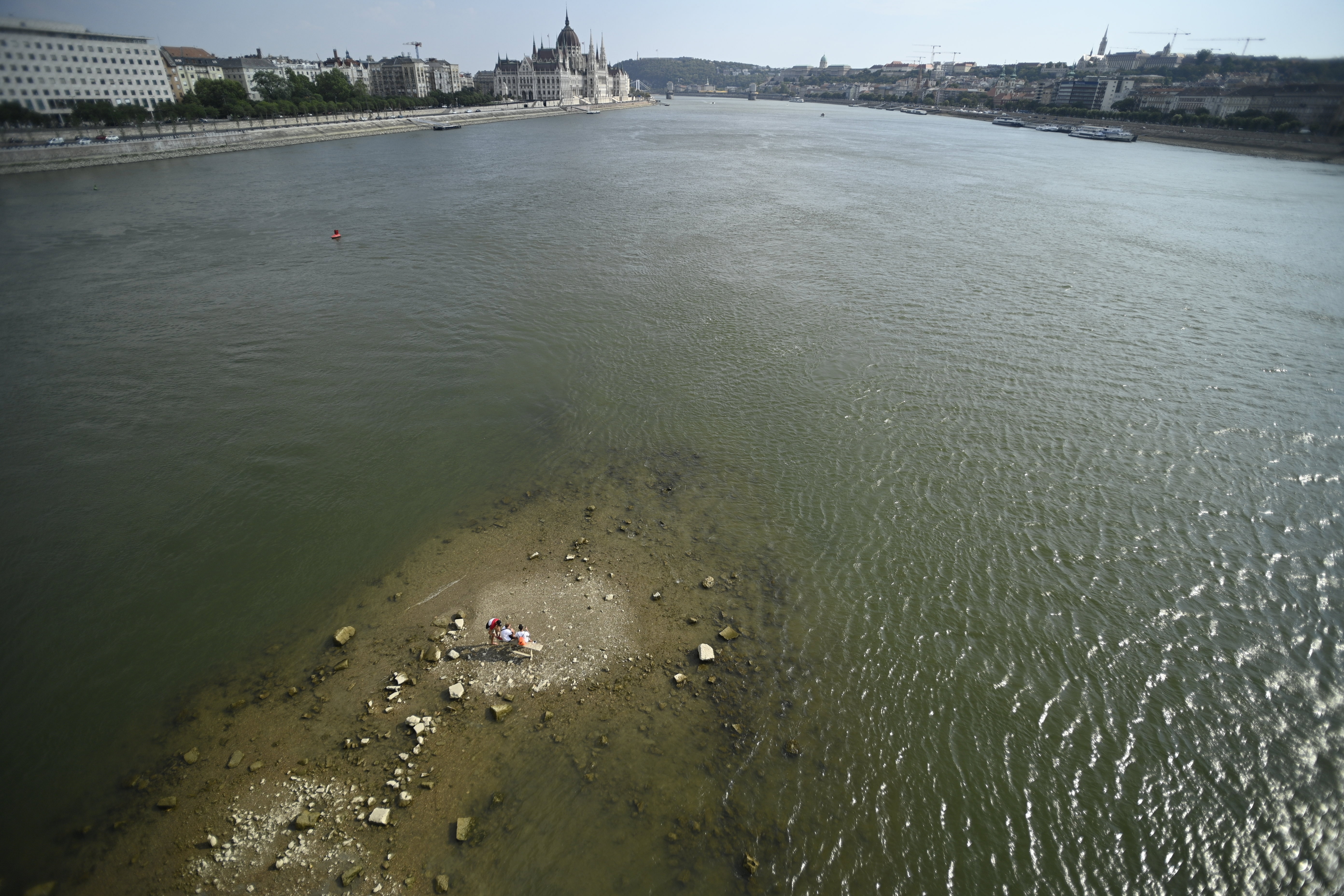 Olyan alacsony a Duna vízállása, hogy kilátszik a Margit-sziget déli  csücske – fotók - Blikk