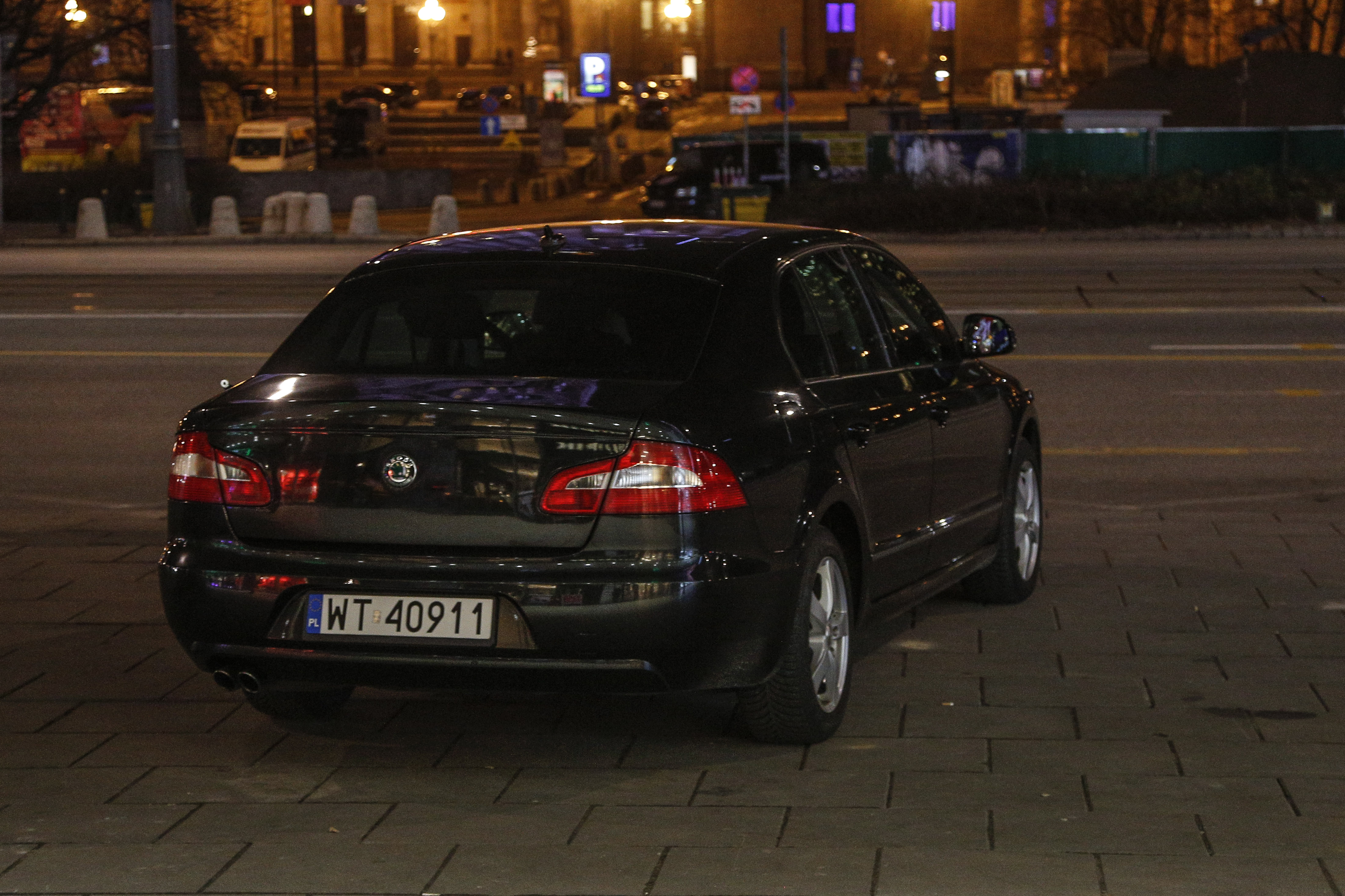 Skoda superb, którą żona premiera dotarła do EMPiK-u