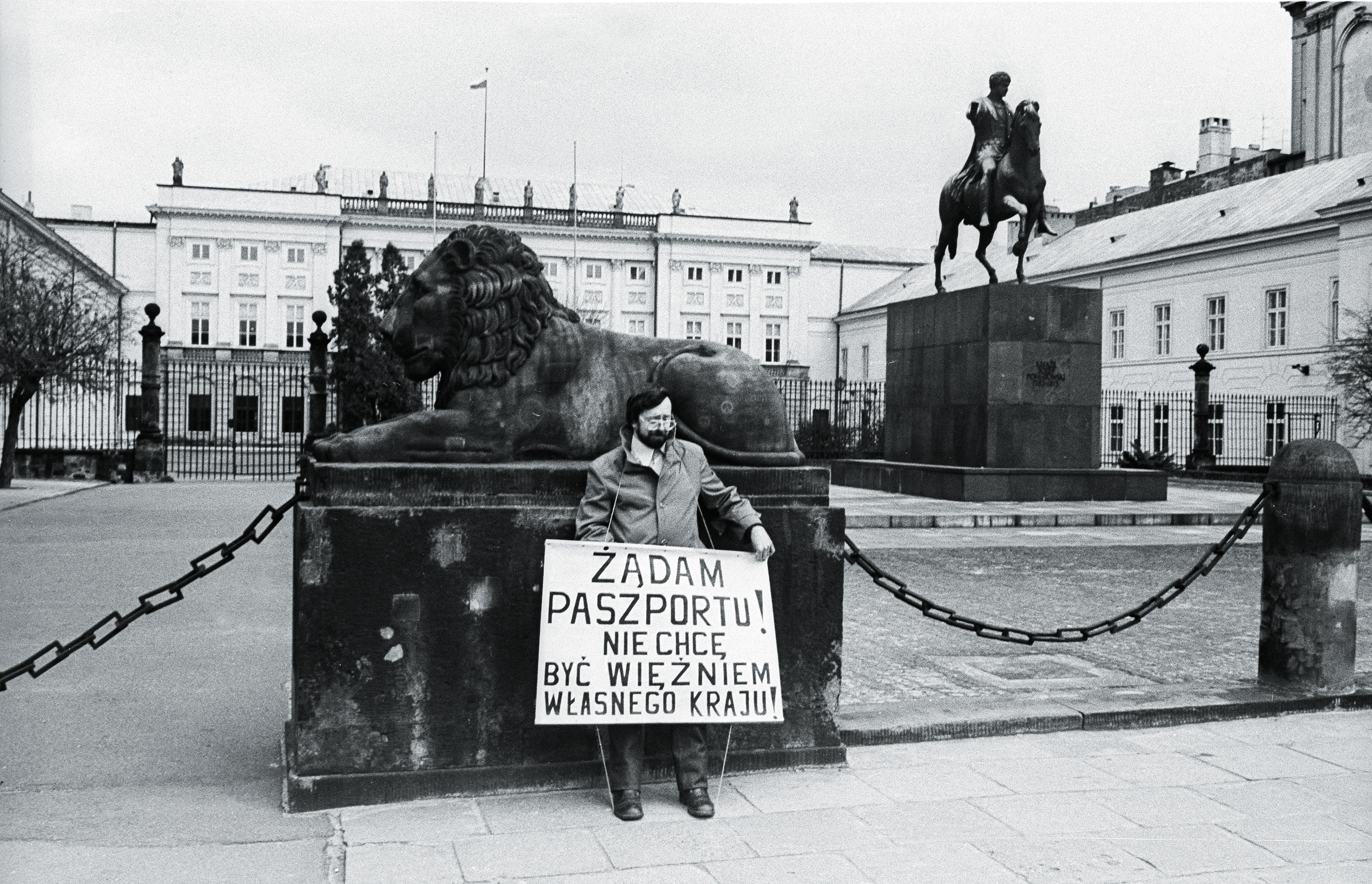 Po przyjeździe z zagranicy każdy obywatel musiał zwrócić paszport w lokalnej komendzie milicji. Na zdjęciu akcja protestacyjna, Warszawa 1984 r.