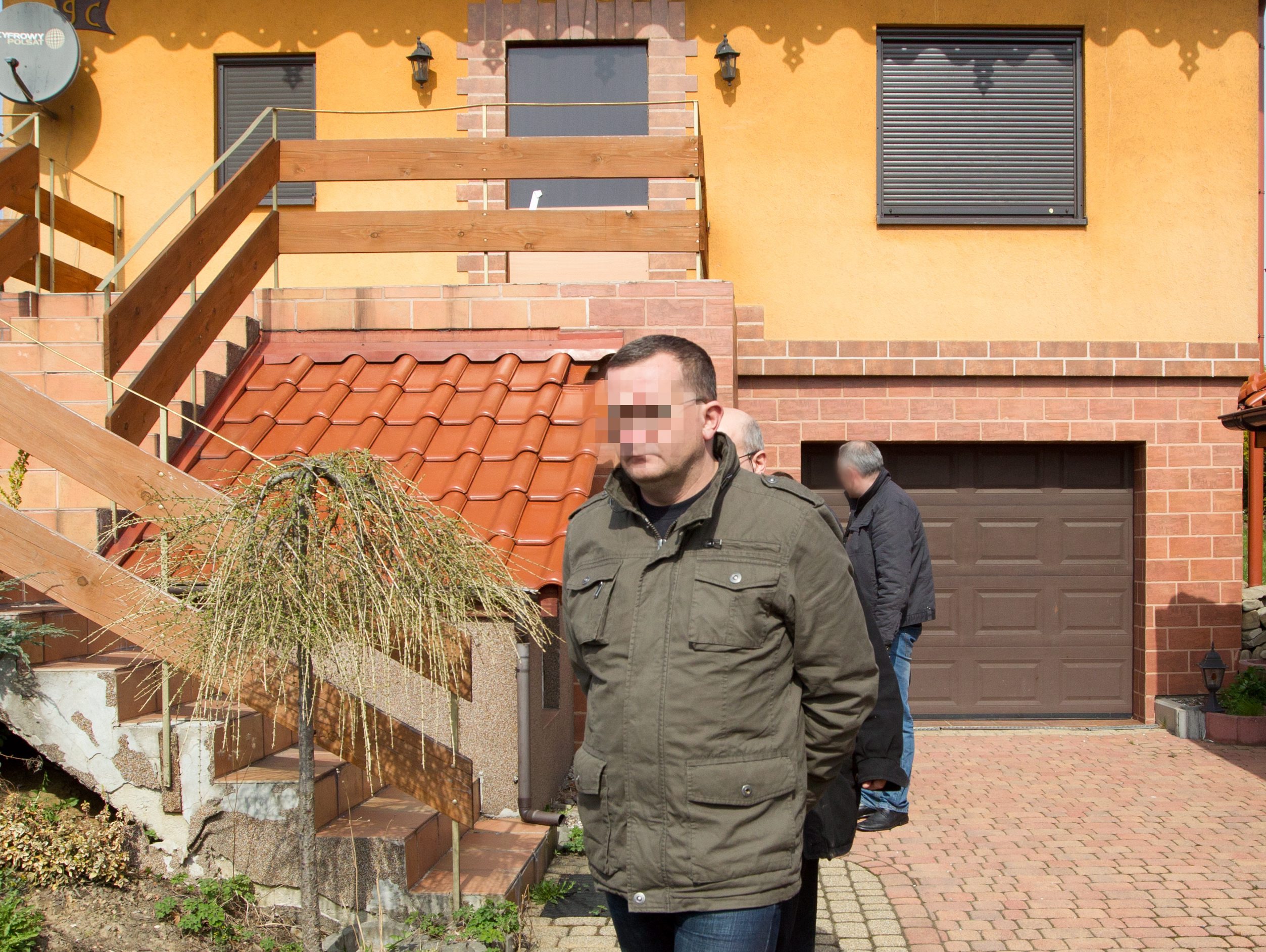 Potem wyszło też na jaw, że płomienie miały kilka źródeł, pojawiły się w tym samym czasie w kilku miejscach na raz - na firance, szafie z ubraniami i w worku z butelkami po napojach. Dodatkowe podejrzenia wzbudził fakt, że ktoś ponacinał paski rolet, tak że nie można ich było podnieść. Drzwi były zaś zamknięte na klucz.