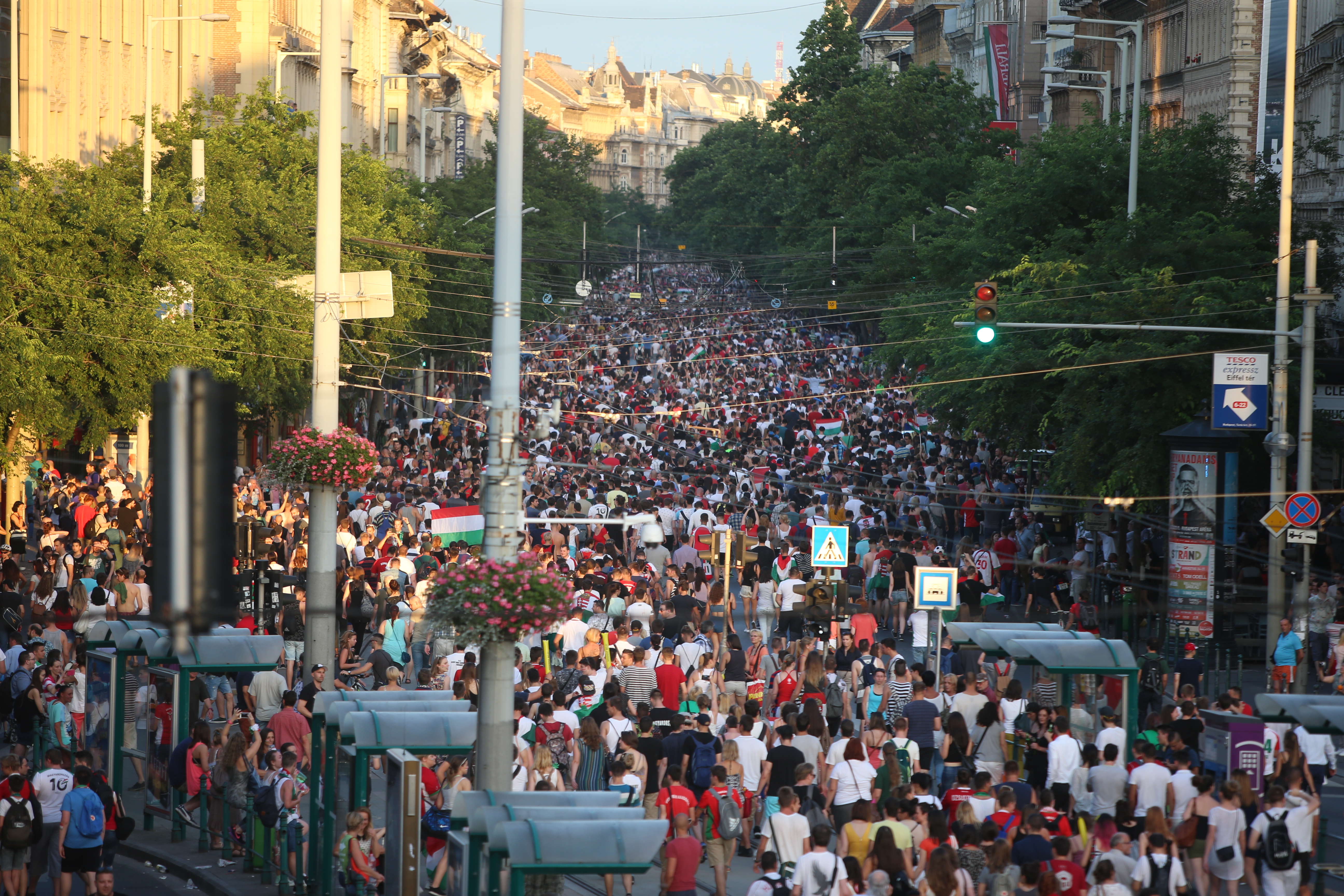 Őrjöngő tömeg ünnepelte a Nagykörúton a fociválogatottat - Fotók! - Blikk