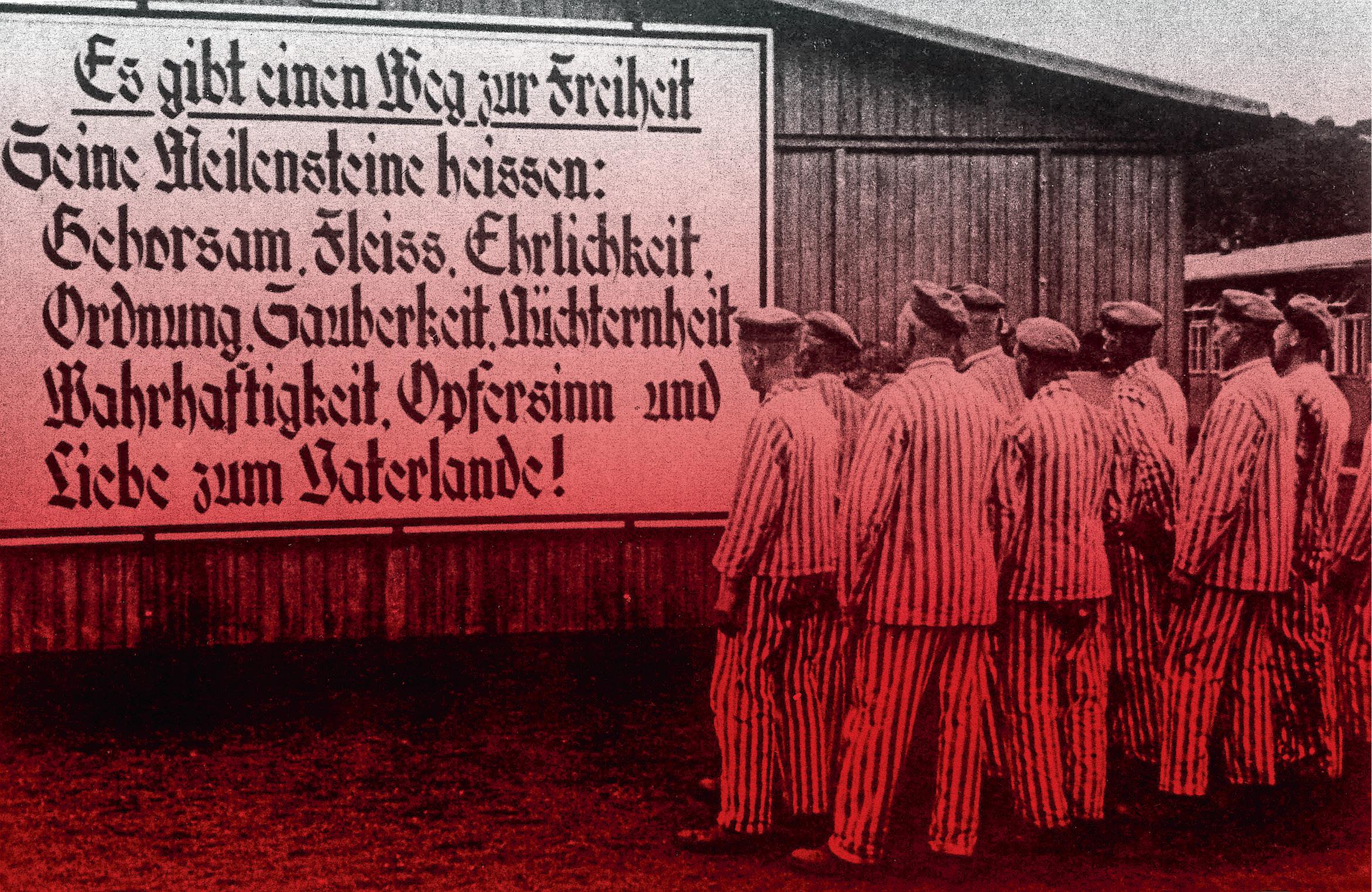 Więźniowie Dachau, pierwszego nazistowskiego obozu koncentracyjnego, czytają tablicę z instrukcjami, jak się zachowywać, aby odzyskać wolność, 1934 r.