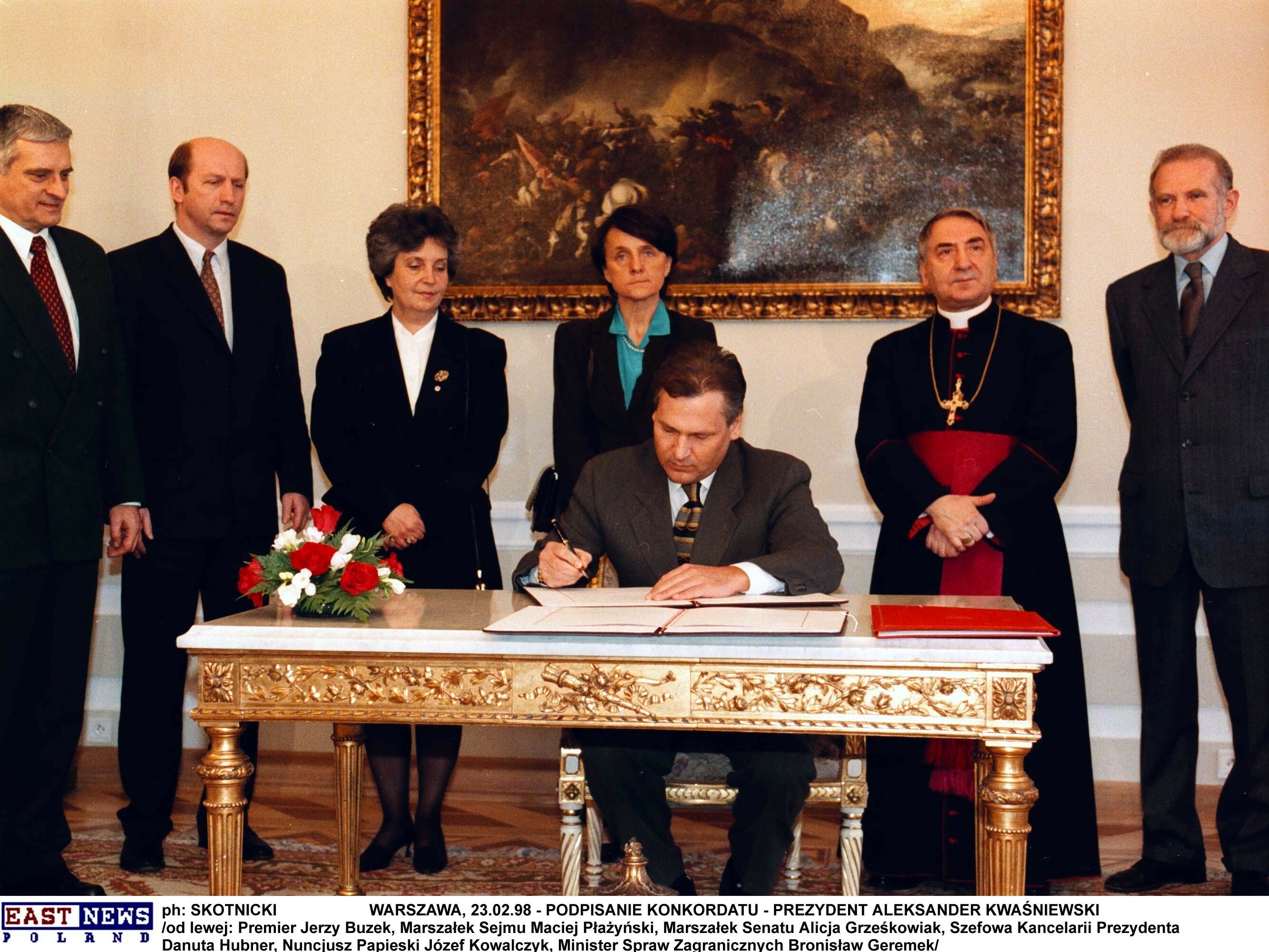 Prezydent Aleksander Kwaśniewski podpisuje dokument ratyfikujący konkordat, Warszawa, luty 1998 r.