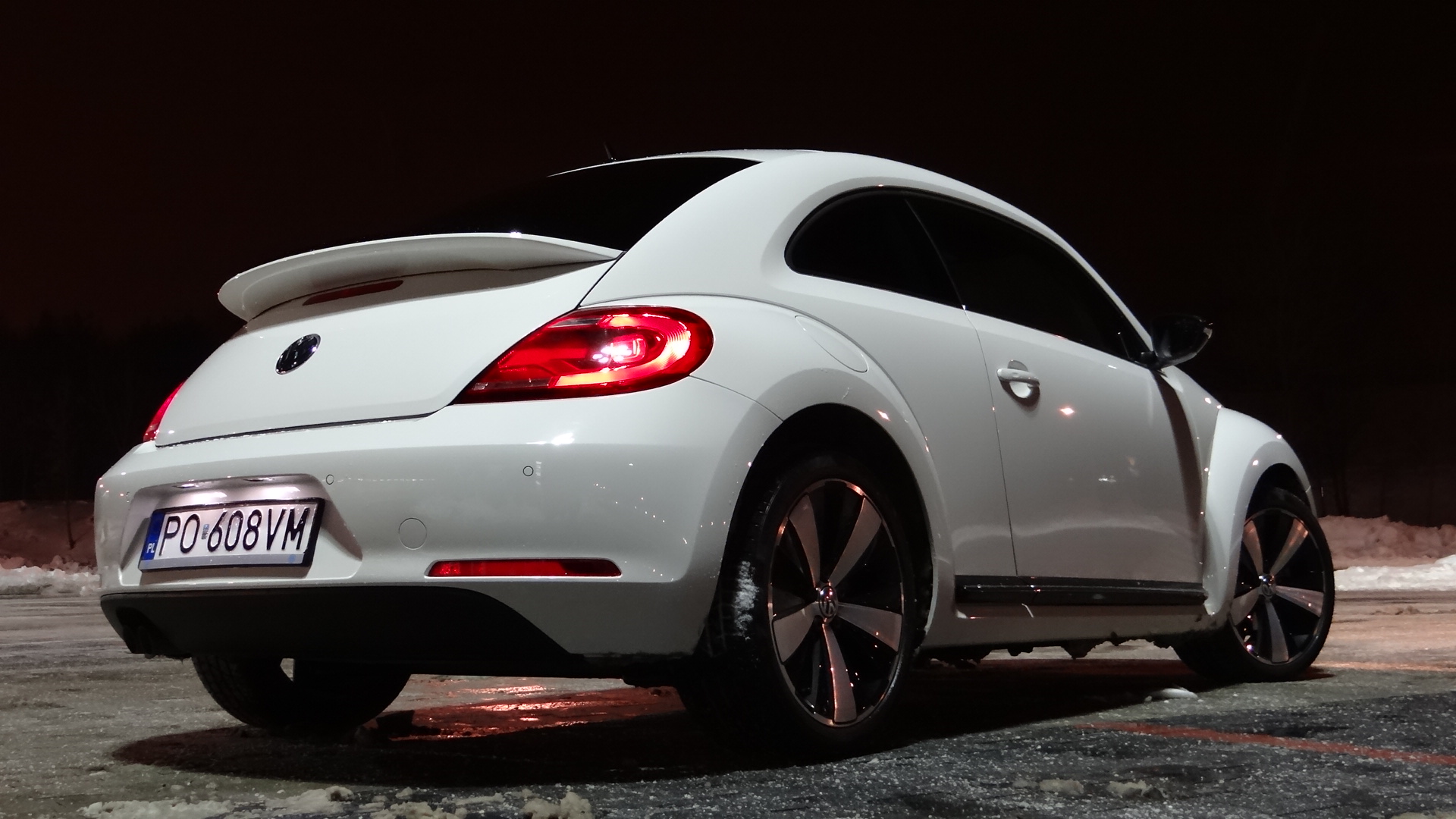 Testowany Volkswagen stał na świetnych felgach, które niestety również wymagają dopłaty. Lakierowane na czarno obręcze twister w rozmiarze 8Jx18 cali z oponami w rozmiarze 235/45 kosztują 2,7 tys. zł (opony do nich prawie 6 tysięcy zł) i wyglądają świetnie, ale nie są najlepszym pomysłem na zimę. Auto bardzo łatwo traci przyczepność przy ruszaniu i przy hamowaniu...