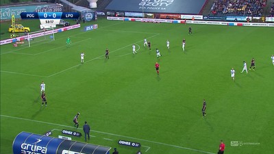 Pogoń - Lech (0:0): Kolejne uderzenie Korta z dystansu. Była moc, zabrakło nieco precyzji. Piłka mija okienko bramki gości